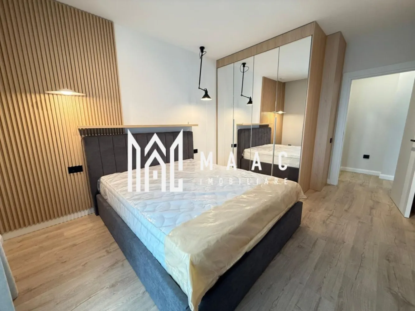 Apartament 3 camere nou | Garaj | Balcon | Boxa | Central - MAAC Imobiliare ofera spre inchiriere apartament cu 3 camere, nou, complet mobilat si utilat, in zona Centrala (imobilul Urban 42).

Prima inchiriere si disponibilitate imediata.

Compartimentarea: living open-space cu bucatarie, 2 dormitoare spatioase, 2 bai (una cu acces din dormitor), hol si balcon cu acces din living si dormitor.

Apartamentul dispune de loc de parcare subteran si boxa de depozitare.

Avand o amplasare buna accesul se face foarte usor catre numeroase centre comerciale si centrul orasului, de asemenea, este langa pistsa de bicicleta de pe malul Cibinului si la 15-20 de minute de mers pe jos de parcul Sub Arini.

Se percepe o chirie in avans, garantie in cuantumul unei chirii lunare si se inchiriaza pe minim 12 luni,. Nu se accepta cu animale de companie.

Pentru mai multe detalii, va rugam specificati telefonic: CP3044988