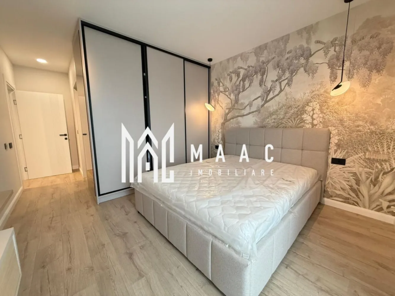 Apartament 3 camere nou | Garaj | Balcon | Boxa | Central - MAAC Imobiliare ofera spre inchiriere apartament cu 3 camere, nou, complet mobilat si utilat, in zona Centrala (imobilul Urban 42).

Prima inchiriere si disponibilitate imediata.

Compartimentarea: living open-space cu bucatarie, 2 dormitoare spatioase, 2 bai (una cu acces din dormitor), hol si balcon cu acces din living si dormitor.

Apartamentul dispune de loc de parcare subteran si boxa de depozitare.

Avand o amplasare buna accesul se face foarte usor catre numeroase centre comerciale si centrul orasului, de asemenea, este langa pistsa de bicicleta de pe malul Cibinului si la 15-20 de minute de mers pe jos de parcul Sub Arini.

Se percepe o chirie in avans, garantie in cuantumul unei chirii lunare si se inchiriaza pe minim 12 luni,. Nu se accepta cu animale de companie.

Pentru mai multe detalii, va rugam specificati telefonic: CP3044988