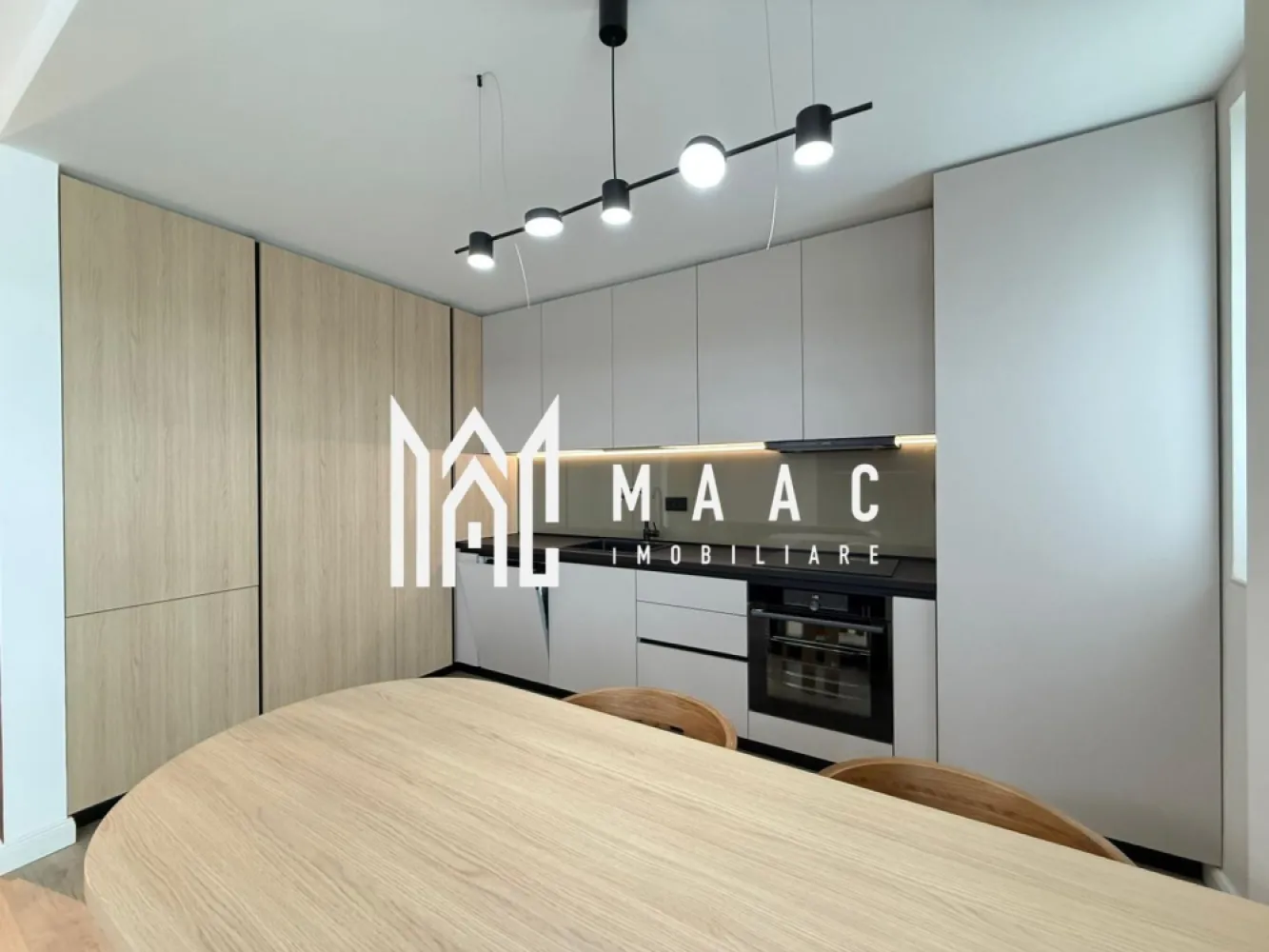 Apartament 3 camere nou | Garaj | Balcon | Boxa | Central - MAAC Imobiliare ofera spre inchiriere apartament cu 3 camere, nou, complet mobilat si utilat, in zona Centrala (imobilul Urban 42).

Prima inchiriere si disponibilitate imediata.

Compartimentarea: living open-space cu bucatarie, 2 dormitoare spatioase, 2 bai (una cu acces din dormitor), hol si balcon cu acces din living si dormitor.

Apartamentul dispune de loc de parcare subteran si boxa de depozitare.

Avand o amplasare buna accesul se face foarte usor catre numeroase centre comerciale si centrul orasului, de asemenea, este langa pistsa de bicicleta de pe malul Cibinului si la 15-20 de minute de mers pe jos de parcul Sub Arini.

Se percepe o chirie in avans, garantie in cuantumul unei chirii lunare si se inchiriaza pe minim 12 luni,. Nu se accepta cu animale de companie.

Pentru mai multe detalii, va rugam specificati telefonic: CP3044988