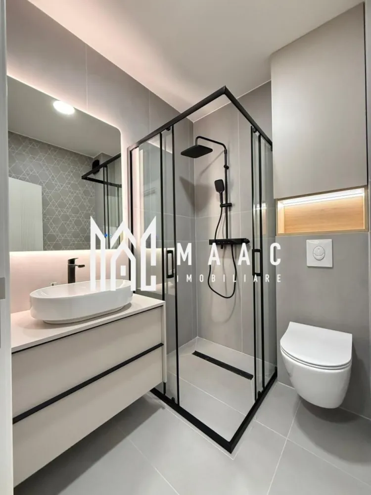 Apartament 3 camere nou | Garaj | Balcon | Boxa | Central - MAAC Imobiliare ofera spre inchiriere apartament cu 3 camere, nou, complet mobilat si utilat, in zona Centrala (imobilul Urban 42).

Prima inchiriere si disponibilitate imediata.

Compartimentarea: living open-space cu bucatarie, 2 dormitoare spatioase, 2 bai (una cu acces din dormitor), hol si balcon cu acces din living si dormitor.

Apartamentul dispune de loc de parcare subteran si boxa de depozitare.

Avand o amplasare buna accesul se face foarte usor catre numeroase centre comerciale si centrul orasului, de asemenea, este langa pistsa de bicicleta de pe malul Cibinului si la 15-20 de minute de mers pe jos de parcul Sub Arini.

Se percepe o chirie in avans, garantie in cuantumul unei chirii lunare si se inchiriaza pe minim 12 luni,. Nu se accepta cu animale de companie.

Pentru mai multe detalii, va rugam specificati telefonic: CP3044988