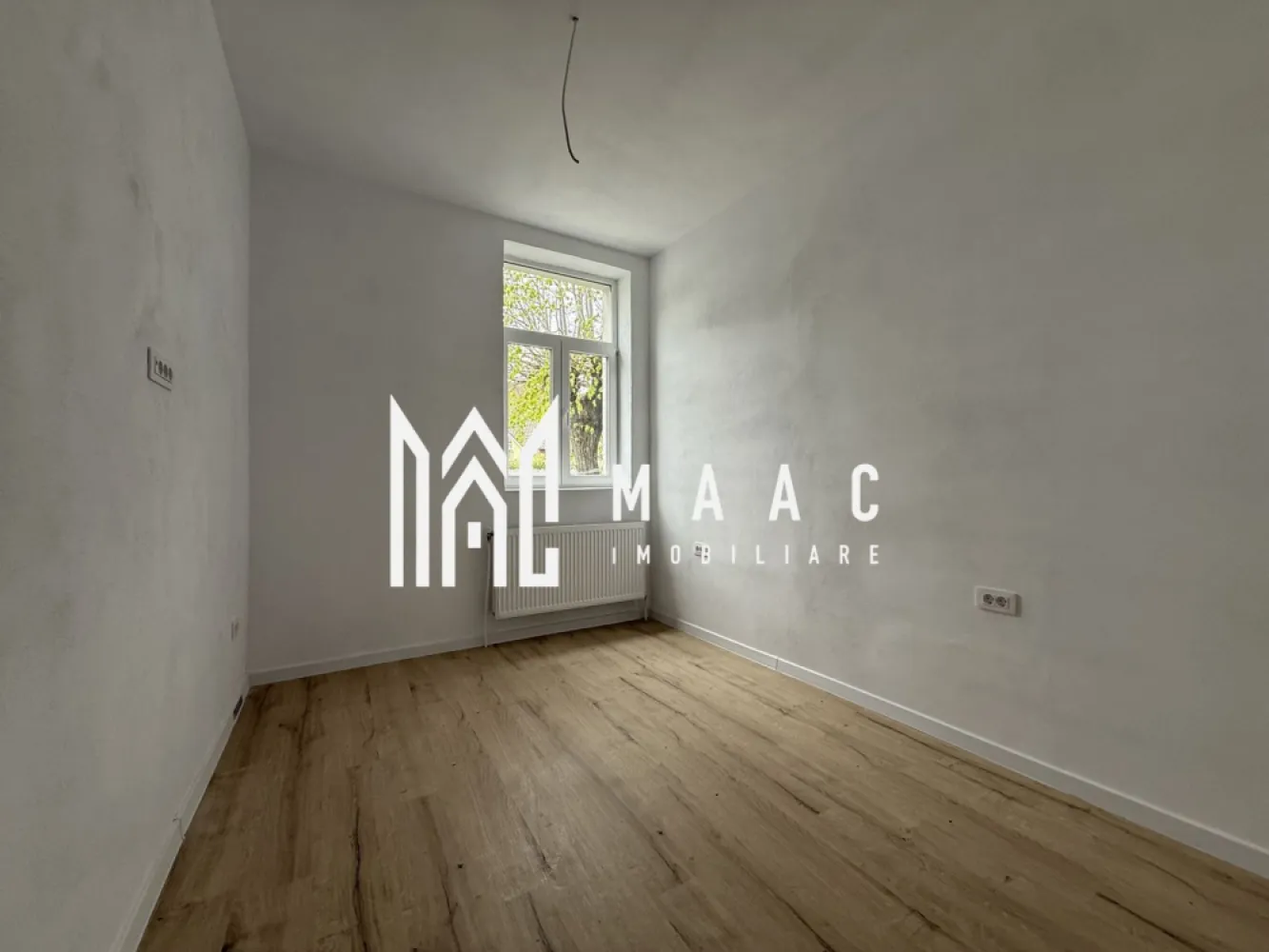 Apartament 3 camere | Parter | 60 MPU | Renovat complet - MAAC Imobiliare vă propune spre vânzare un apartament cu 3 camere, situat în zona Centrală a Sibiului.

Caracteristici si compartimentare:
Suprafață utilă: 60 mp

Compartimentare:
Hol de acces 
Bucătărie open space cu living spațios
Baie cu acces din living
Două dormitoare separate, poziționate inteligent pentru intimitate, conectate printr-un hol
Deasupra apartamentului se află pod, ideal pentru depozitare
Pivniță generoasă de aproximativ 20 mp, cu potențial de amenajare ca spațiu de relaxare sau hobby (ex. zonă de petrecere cu prietenii)

Avantaje și beneficii:
Locație centrală, cu acces facil către zone comerciale, transport public și instituții de interes
Curte comună curată și îngrijită, cu doar câțiva vecini
Pivniță spațioasă – ideală pentru depozitare 

Pentru mai multe detalii precizati telefonic ca ati vazut anuntul cu ID: CP3044767