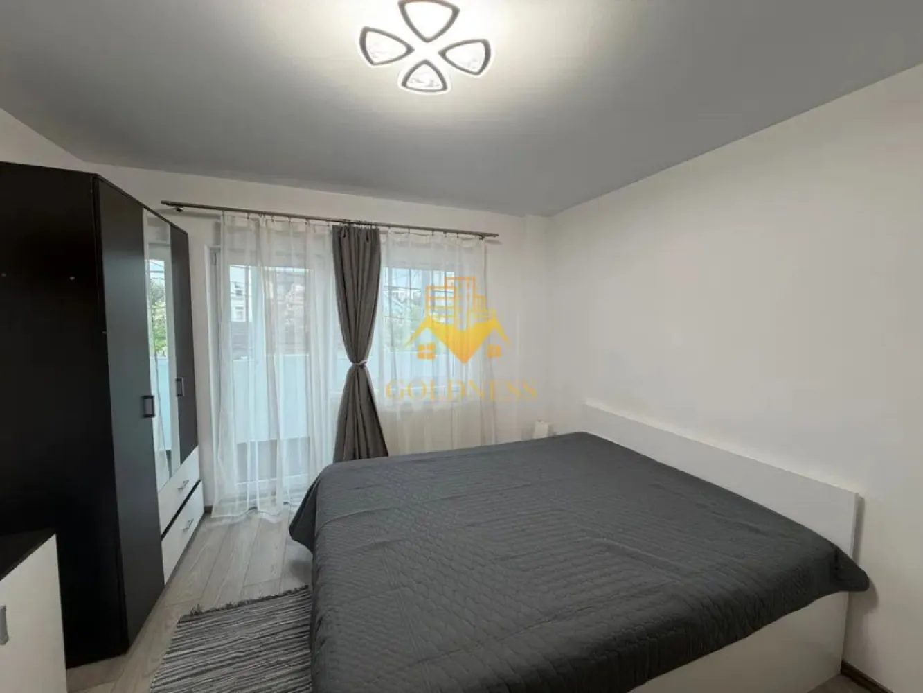 2 camere decomandate, Piata Cipariu, Zona Centrala, Avram Iancu - GOLDNESS Imobiliare vă propune spre închiriere un apartament cu 2 camere complet mobilat și utilat, la etajul 1 într-un imobil de 4 etaje, în Cartierul Gheorgheni .
Se poate parca prin Zona.
Se află în apropierea stațiilor de transport în comun, magazine, restaurante, spații verzi, farmacii, etc. 

Apartamentul este compartimentat astfel:
 - dormitor cu pat matrimonial, dressing, noptiere
 - dormitor cu pat matrimonial, dressing, noptiere, TV
 - bucatarie complet utilată și mobilată, loc de servit masa 
 - baie cu cada, calorifer port prosop și dulap pentru depozitare.
 - 3 balcoane.

Imobilul este dotat cu toate cele necesare- centrală proprie, frigider, aragaz, hotă, mașină de spălat haine, etc. 

Dacă sunteți interesați de acest apartament și doriți să îl vizionați, dar și pentru alte oferte nu ezitați să ne contactați telefonic sau prin e-mail. Vă stăm la dispoziție!
Pentru intermediere se percepe un comision de 50% din prețul chiriei!