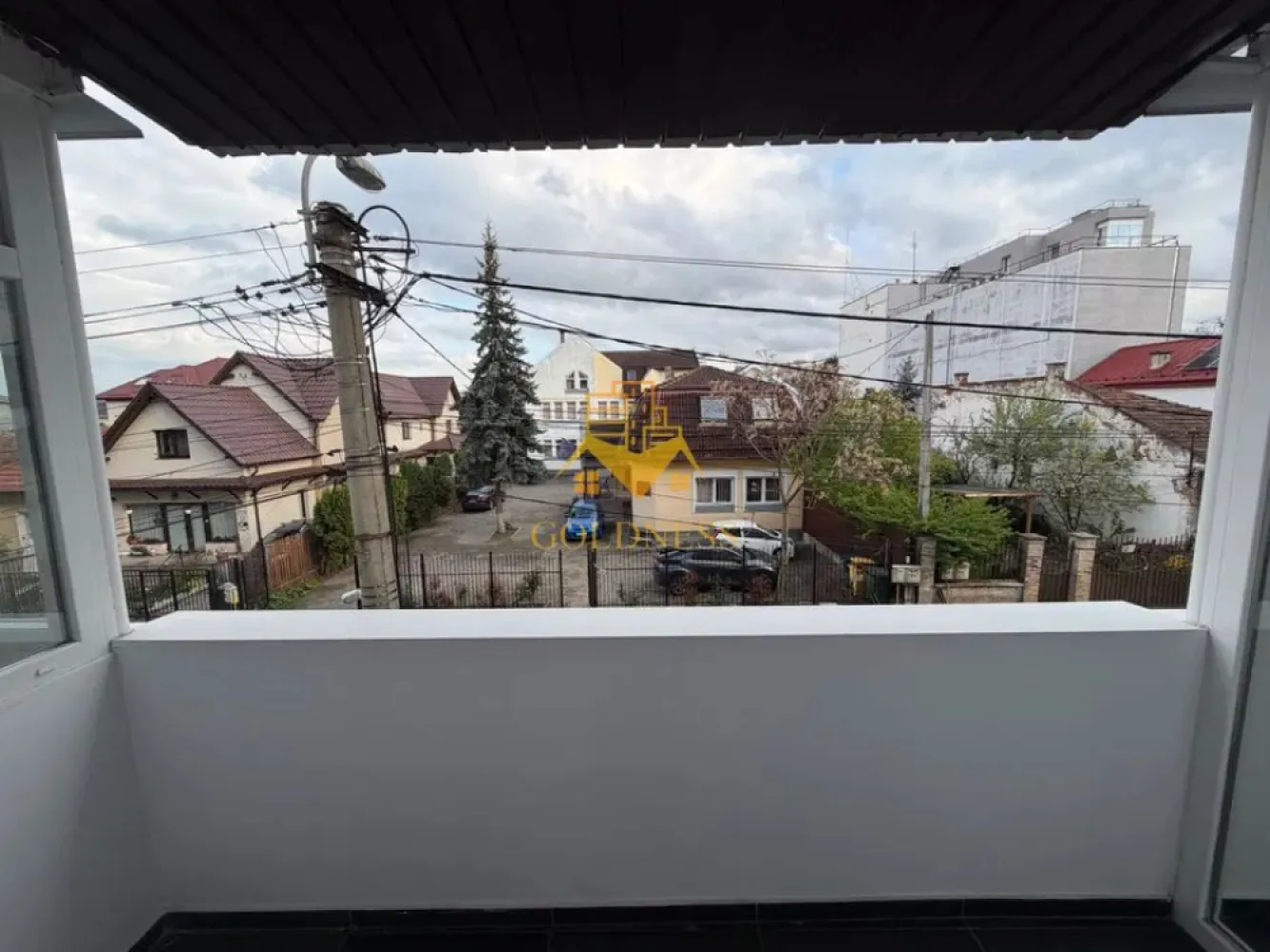 2 camere decomandate, Piata Cipariu, Zona Centrala, Avram Iancu - GOLDNESS Imobiliare vă propune spre închiriere un apartament cu 2 camere complet mobilat și utilat, la etajul 1 într-un imobil de 4 etaje, în Cartierul Gheorgheni .
Se poate parca prin Zona.
Se află în apropierea stațiilor de transport în comun, magazine, restaurante, spații verzi, farmacii, etc. 

Apartamentul este compartimentat astfel:
 - dormitor cu pat matrimonial, dressing, noptiere
 - dormitor cu pat matrimonial, dressing, noptiere, TV
 - bucatarie complet utilată și mobilată, loc de servit masa 
 - baie cu cada, calorifer port prosop și dulap pentru depozitare.
 - 3 balcoane.

Imobilul este dotat cu toate cele necesare- centrală proprie, frigider, aragaz, hotă, mașină de spălat haine, etc. 

Dacă sunteți interesați de acest apartament și doriți să îl vizionați, dar și pentru alte oferte nu ezitați să ne contactați telefonic sau prin e-mail. Vă stăm la dispoziție!
Pentru intermediere se percepe un comision de 50% din prețul chiriei!