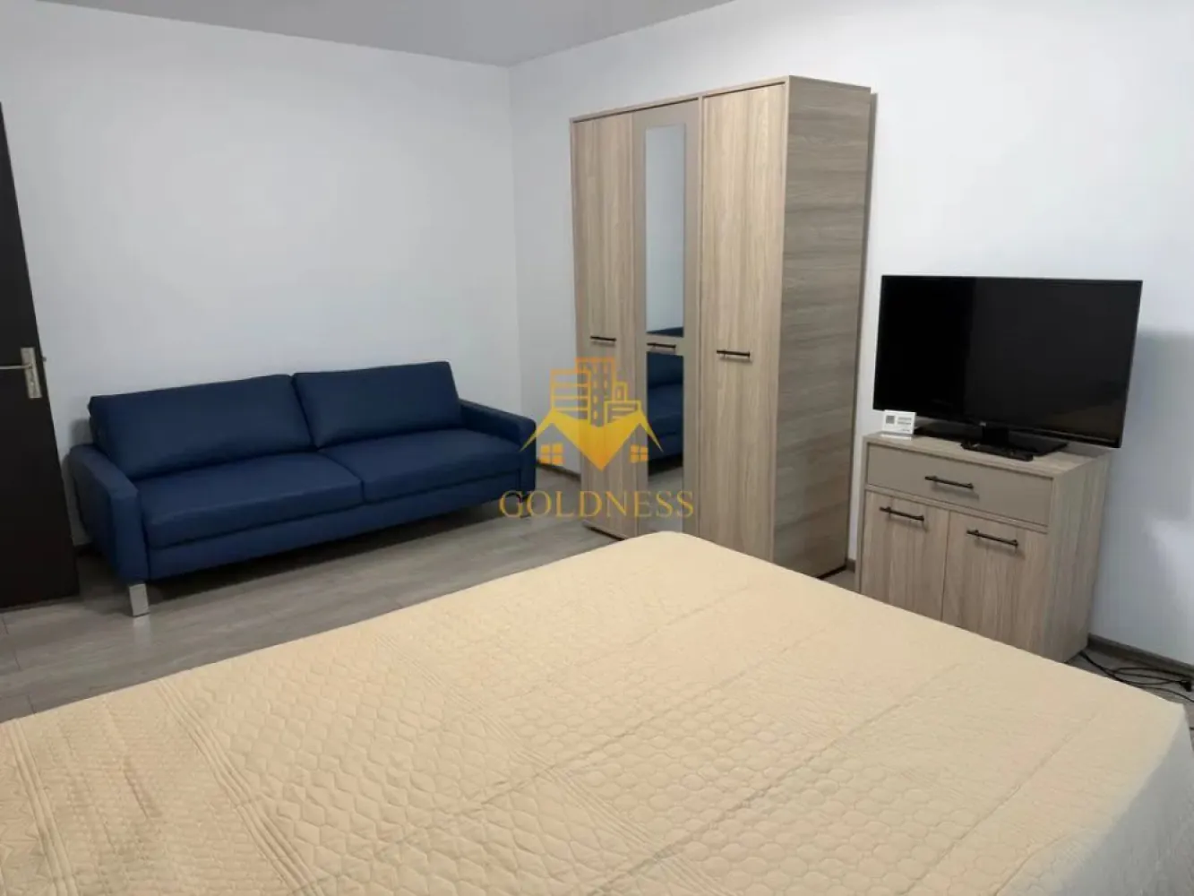 2 camere decomandate, Piata Cipariu, Zona Centrala, Avram Iancu - GOLDNESS Imobiliare vă propune spre închiriere un apartament cu 2 camere complet mobilat și utilat, la etajul 1 într-un imobil de 4 etaje, în Cartierul Gheorgheni .
Se poate parca prin Zona.
Se află în apropierea stațiilor de transport în comun, magazine, restaurante, spații verzi, farmacii, etc. 

Apartamentul este compartimentat astfel:
 - dormitor cu pat matrimonial, dressing, noptiere
 - dormitor cu pat matrimonial, dressing, noptiere, TV
 - bucatarie complet utilată și mobilată, loc de servit masa 
 - baie cu cada, calorifer port prosop și dulap pentru depozitare.
 - 3 balcoane.

Imobilul este dotat cu toate cele necesare- centrală proprie, frigider, aragaz, hotă, mașină de spălat haine, etc. 

Dacă sunteți interesați de acest apartament și doriți să îl vizionați, dar și pentru alte oferte nu ezitați să ne contactați telefonic sau prin e-mail. Vă stăm la dispoziție!
Pentru intermediere se percepe un comision de 50% din prețul chiriei!