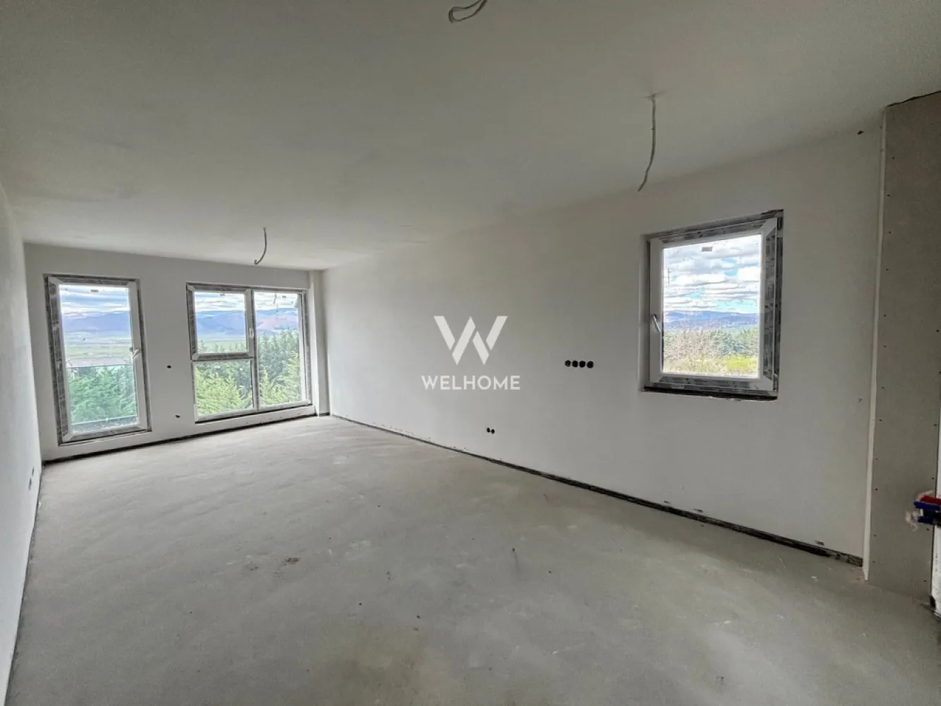 Apartament 3 camere – Cristian,Sibiu - ❗ COMISION 0% pentru cumpărător! 🔥 OFERTĂ LIMITATĂ!! Doar în APRILIE – 2 LOCURI DE PARCARE! La achiziție primești: 🚗 1 loc de parcare inclus în preț 🎁 ÎNCĂ 1 loc de parcare BONUS (doar în luna aprilie) 🏡 3 camere | 61 mp | 2 băi | Cristian 📐 61 mp utili 🛏 3 camere decomandate 🛁 2 băi 🌞 Living + bucătărie open-space (24 mp) ❄️ Încălzire cu pompă de căldură 🌄 Dacă îți dorești un loc aproape de natură, cu aer curat și priveliște către munți chiar de pe balcon, acesta este apartamentul ideal pentru tine. 📋 Compartimentare: Dormitor matrimonial – 13,6 mp Dormitor secundar – 12 mp Hol + spații depozitare 📍 Cristian – zonă liniștită, aproape de Sibiu 💰 90.000€+TVA – semifinisat 💰 100.000€+TVA – la cheie 📞 0743292794 ⚡ Profită acum – apartamentele cu 2 locuri de parcare incluse se dau rapid!