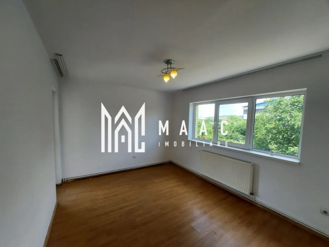 Apartament 3 camere de vânzare | Sibiu Central | 67 mp, decomandat - Apartament de vânzare în Sibiu, cu 3 camere decomandate, situat în zona Central - reper Trei Stejari, cu 67 mp utili, balcon și poziționare la etajul 1.

Detalii proprietate:
• Suprafață utilă: 67 mp
• Compartimentare: 3 camere decomandate
• 2 dormitoare, living, bucătărie separată, hol și baie
• Etaj 1 din 2, într-un imobil finalizat
• An construcție: 2000
• Stare interioară: finisat clasic
• Apartament nemobilat
• Balcon cu acces din living, dormitor și bucătărie
• Bloc tip vilă, cu regim redus de înălțime
• Imobil din cărămidă, izolat termic
• Există posibilitatea utilizării unui loc de parcare amenajat

Proprietatea este amplasată în zona Trei Stejari, aproape de Promenada Mall și Gara Sibiu. În apropiere se află Școala nr. 4, Profi și Trans Agape, iar strada este recent asfaltată.

Pentru detalii suplimentare și programarea unei vizionări, contactați echipa MAAC Imobiliare și menționați Cod anunț CP3015714.