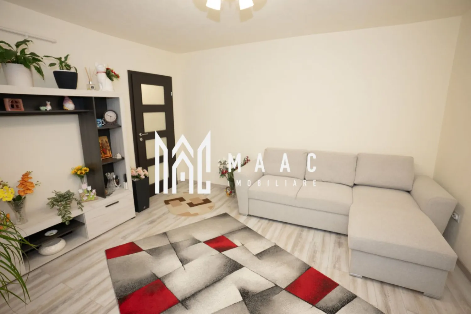 APARTAMENT 2 CAMERE|ETAJ2|CENTRALA PROPRIE|CENTRU - Apartament 2 camere, complet renovat 2022, zona Gării – 

ID anunț: CP3015393

MAAC Imobiliare vă propune spre vânzare un apartament modern cu 2 camere, semidecomandat, situat în zona Gării din Râmnicu Vâlcea

 Localizare excelentă – poziționat într-o zonă accesibilă, aproape de parc, mijloace de transport, magazine și alte puncte de interes.

 Detalii proprietate:
Etaj 2 din 3
Bloc de cărămidă, reabilitat termic în perioada 2020–2021
Suprafață utilă: 45 mp
Balcon: 5,33 mp (izolat)
Orientare către curtea interioară – liniște și intimitate
Însorit după-amiaza până la apus 
 Renovare completă în 2022 – TOTUL NOU:

✔ Refăcut integral de la tencuială
✔ Instalație electrică nouă
✔ Instalație de încălzire nouă
✔ Centrală termică pe gaz
✔ Termopane schimbate
✔ Uși interioare noi
✔ Ușă metalică nouă la intrare
✔ Șapă nouă, parchet nou
✔ Balcon izolat

Apartamentul beneficiază de mobilier de bucătărie realizat pe comandă și electrocasnice noi, nefolosite.

 Proprietatea este ideală atât pentru locuit, cât și pentru investiție, datorită poziției excelente și a renovării complete, fără necesitatea unor investiții suplimentare.

Pentru mai multe detalii sau programarea unei vizionări, contactați MAAC Imobiliare și menționați ID CP3015393.