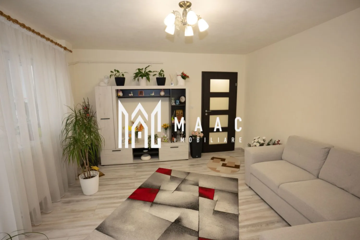 APARTAMENT 2 CAMERE|ETAJ2|CENTRALA PROPRIE|CENTRU - Apartament 2 camere, complet renovat 2022, zona Gării – 

ID anunț: CP3015393

MAAC Imobiliare vă propune spre vânzare un apartament modern cu 2 camere, semidecomandat, situat în zona Gării din Râmnicu Vâlcea

 Localizare excelentă – poziționat într-o zonă accesibilă, aproape de parc, mijloace de transport, magazine și alte puncte de interes.

 Detalii proprietate:
Etaj 2 din 3
Bloc de cărămidă, reabilitat termic în perioada 2020–2021
Suprafață utilă: 45 mp
Balcon: 5,33 mp (izolat)
Orientare către curtea interioară – liniște și intimitate
Însorit după-amiaza până la apus 
 Renovare completă în 2022 – TOTUL NOU:

✔ Refăcut integral de la tencuială
✔ Instalație electrică nouă
✔ Instalație de încălzire nouă
✔ Centrală termică pe gaz
✔ Termopane schimbate
✔ Uși interioare noi
✔ Ușă metalică nouă la intrare
✔ Șapă nouă, parchet nou
✔ Balcon izolat

Apartamentul beneficiază de mobilier de bucătărie realizat pe comandă și electrocasnice noi, nefolosite.

 Proprietatea este ideală atât pentru locuit, cât și pentru investiție, datorită poziției excelente și a renovării complete, fără necesitatea unor investiții suplimentare.

Pentru mai multe detalii sau programarea unei vizionări, contactați MAAC Imobiliare și menționați ID CP3015393.