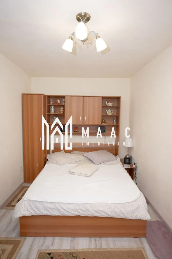 APARTAMENT 2 CAMERE|ETAJ2|CENTRALA PROPRIE|CENTRU - Apartament 2 camere, complet renovat 2022, zona Gării – 

ID anunț: CP3015393

MAAC Imobiliare vă propune spre vânzare un apartament modern cu 2 camere, semidecomandat, situat în zona Gării din Râmnicu Vâlcea

 Localizare excelentă – poziționat într-o zonă accesibilă, aproape de parc, mijloace de transport, magazine și alte puncte de interes.

 Detalii proprietate:
Etaj 2 din 3
Bloc de cărămidă, reabilitat termic în perioada 2020–2021
Suprafață utilă: 45 mp
Balcon: 5,33 mp (izolat)
Orientare către curtea interioară – liniște și intimitate
Însorit după-amiaza până la apus 
 Renovare completă în 2022 – TOTUL NOU:

✔ Refăcut integral de la tencuială
✔ Instalație electrică nouă
✔ Instalație de încălzire nouă
✔ Centrală termică pe gaz
✔ Termopane schimbate
✔ Uși interioare noi
✔ Ușă metalică nouă la intrare
✔ Șapă nouă, parchet nou
✔ Balcon izolat

Apartamentul beneficiază de mobilier de bucătărie realizat pe comandă și electrocasnice noi, nefolosite.

 Proprietatea este ideală atât pentru locuit, cât și pentru investiție, datorită poziției excelente și a renovării complete, fără necesitatea unor investiții suplimentare.

Pentru mai multe detalii sau programarea unei vizionări, contactați MAAC Imobiliare și menționați ID CP3015393.