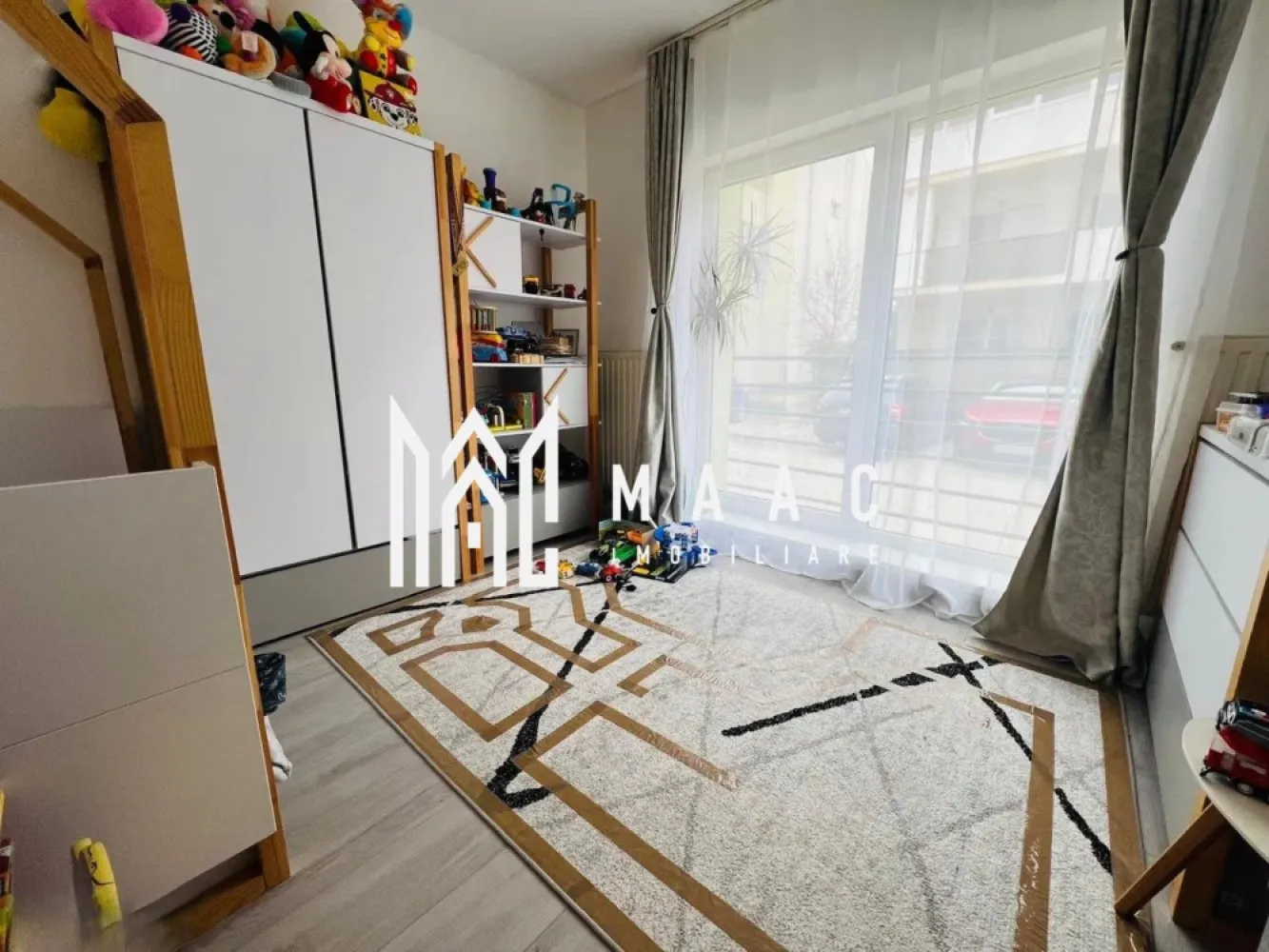 Apartament 3 camere | Terasa | 67 MPU | Parcare | Selimbar - MAAC Imobiliare vă prezintă spre vânzare un apartament cu 3 camere, situat la parterul unui imobil cu regim redus de înălțime, în Șelimbăr.

Caracteristici:
Apartament cu 3 camere, ideal pentru familie sau investiție.
Suprafață utilă de 67 mp.
Situat la parter într-un imobil cu 2 etaje.
Balcon de 14 mp.
Două locuri de parcare incluse.
Locuința se vinde complet mobilată și utilată.

Compartimentare::
Hol de acces.
Living luminos.
Bucătărie separată.
2 dormitoare.
Baie dotată cu cadă și geam de aerisire.
Balcon mare.

Dotări și confort:
Centrală termică proprie.
Încălzire prin calorifere.
Spațiu bine compartimentat și luminos.
Mobilier și electrocasnice incluse, fără necesitatea unor investiții suplimentare.

Avantaje locație
Zonă liniștită, în plină dezvoltare.
Aproape de magazine, mijloace de transport și alte facilități.

Pentru mai multe detalii precizati telefonic ca ati vazut anuntul cu ID: CP2984628
