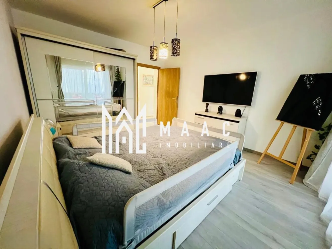 Apartament 3 camere | Terasa | 67 MPU | Parcare | Selimbar - MAAC Imobiliare vă prezintă spre vânzare un apartament cu 3 camere, situat la parterul unui imobil cu regim redus de înălțime, în Șelimbăr.

Caracteristici:
Apartament cu 3 camere, ideal pentru familie sau investiție.
Suprafață utilă de 67 mp.
Situat la parter într-un imobil cu 2 etaje.
Balcon de 14 mp.
Două locuri de parcare incluse.
Locuința se vinde complet mobilată și utilată.

Compartimentare::
Hol de acces.
Living luminos.
Bucătărie separată.
2 dormitoare.
Baie dotată cu cadă și geam de aerisire.
Balcon mare.

Dotări și confort:
Centrală termică proprie.
Încălzire prin calorifere.
Spațiu bine compartimentat și luminos.
Mobilier și electrocasnice incluse, fără necesitatea unor investiții suplimentare.

Avantaje locație
Zonă liniștită, în plină dezvoltare.
Aproape de magazine, mijloace de transport și alte facilități.

Pentru mai multe detalii precizati telefonic ca ati vazut anuntul cu ID: CP2984628