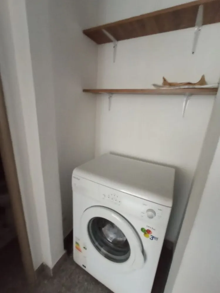 Inchiriez apartament zona Unirii,, Parcul Tineretului - Inchiriez apartament situat pe Bd. Dimitrie Cantemir, mobilat complet cu aragaz, cuptor, frigider, cuptor cu microunde, aer conditionat, balcon, proaspat renovat. 
Apartamentul este foarte aproape de Piata Unirii la 3 min. de mers pe jos pana la statia de metrou Unirii si la 7 min. de mers pe jos pana la statia de metrou Tineretului.
Acest apartament are vedere pe partea din spate a bulevardului deci chiar daca este situat intr-o zona centrala aglomerata beneficiati de liniste in timpul zilei si al noptii.
Apartamentul este dotat cu contoare pentru apa rece/calda, contoare pentru caldura si curent, deci platiti doar cat consumati.
La doar 2 min. de mers pe jos aveti magazine Profi, Mega Image etc chiar si Dristor Kebap plus alte restaurante.
Ofer dar si cer seriozitate!
Pentru mai multe informatii va stau la dispozitie DOAR telefonic.