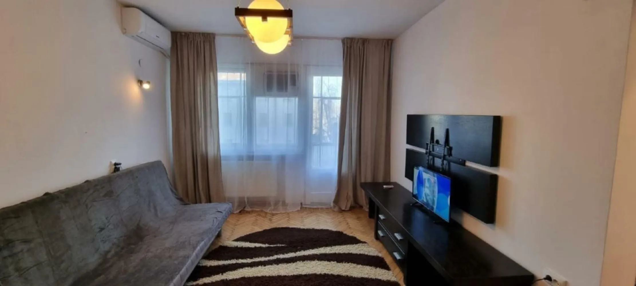 Apartament 2 camere Kogalniceanu 35 - Apartament situat la 2 minute Facultatea Biologie, 3 min de Facultatea de Drept, 5 minute Facultatea Medicina Veterinara si 7 min de metrou Izvor
Vedere laterala la cheiul Dambovitei , parc Izvor, Palatul Parlamentului
2 balcoane inchise
Echipat cu electrocasnice (masina spalat, frigider, aragaz, cuptor, aspirator, tv)
Internet fibra optica