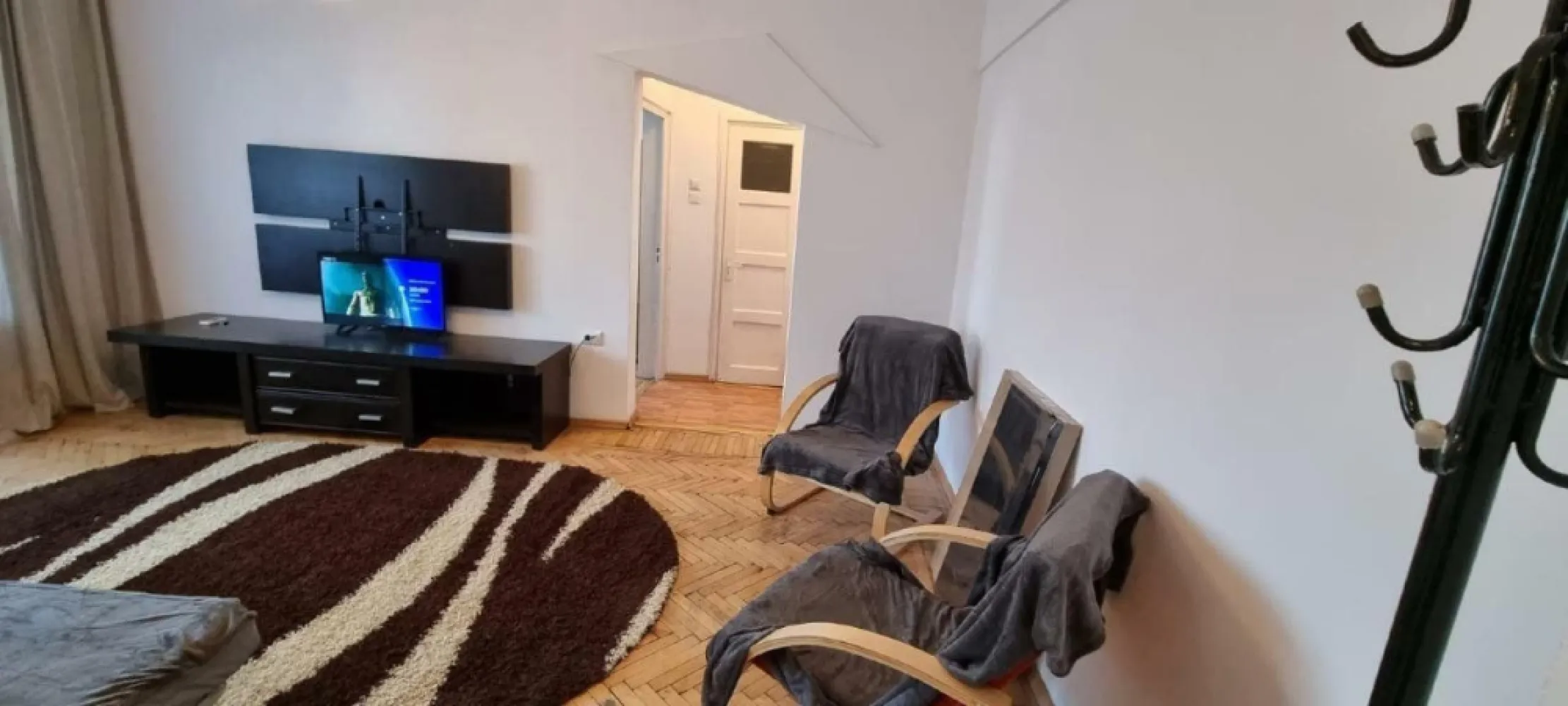 Apartament 2 camere Kogalniceanu 35 - Apartament situat la 2 minute Facultatea Biologie, 3 min de Facultatea de Drept, 5 minute Facultatea Medicina Veterinara si 7 min de metrou Izvor
Vedere laterala la cheiul Dambovitei , parc Izvor, Palatul Parlamentului
2 balcoane inchise
Echipat cu electrocasnice (masina spalat, frigider, aragaz, cuptor, aspirator, tv)
Internet fibra optica