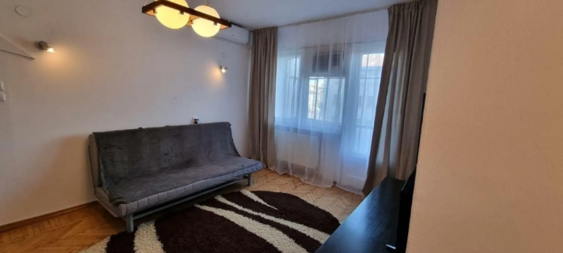 Apartament 2 camere Kogalniceanu 35 - Apartament situat la 2 minute Facultatea Biologie, 3 min de Facultatea de Drept, 5 minute Facultatea Medicina Veterinara si 7 min de metrou Izvor
Vedere laterala la cheiul Dambovitei , parc Izvor, Palatul Parlamentului
2 balcoane inchise
Echipat cu electrocasnice (masina spalat, frigider, aragaz, cuptor, aspirator, tv)
Internet fibra optica