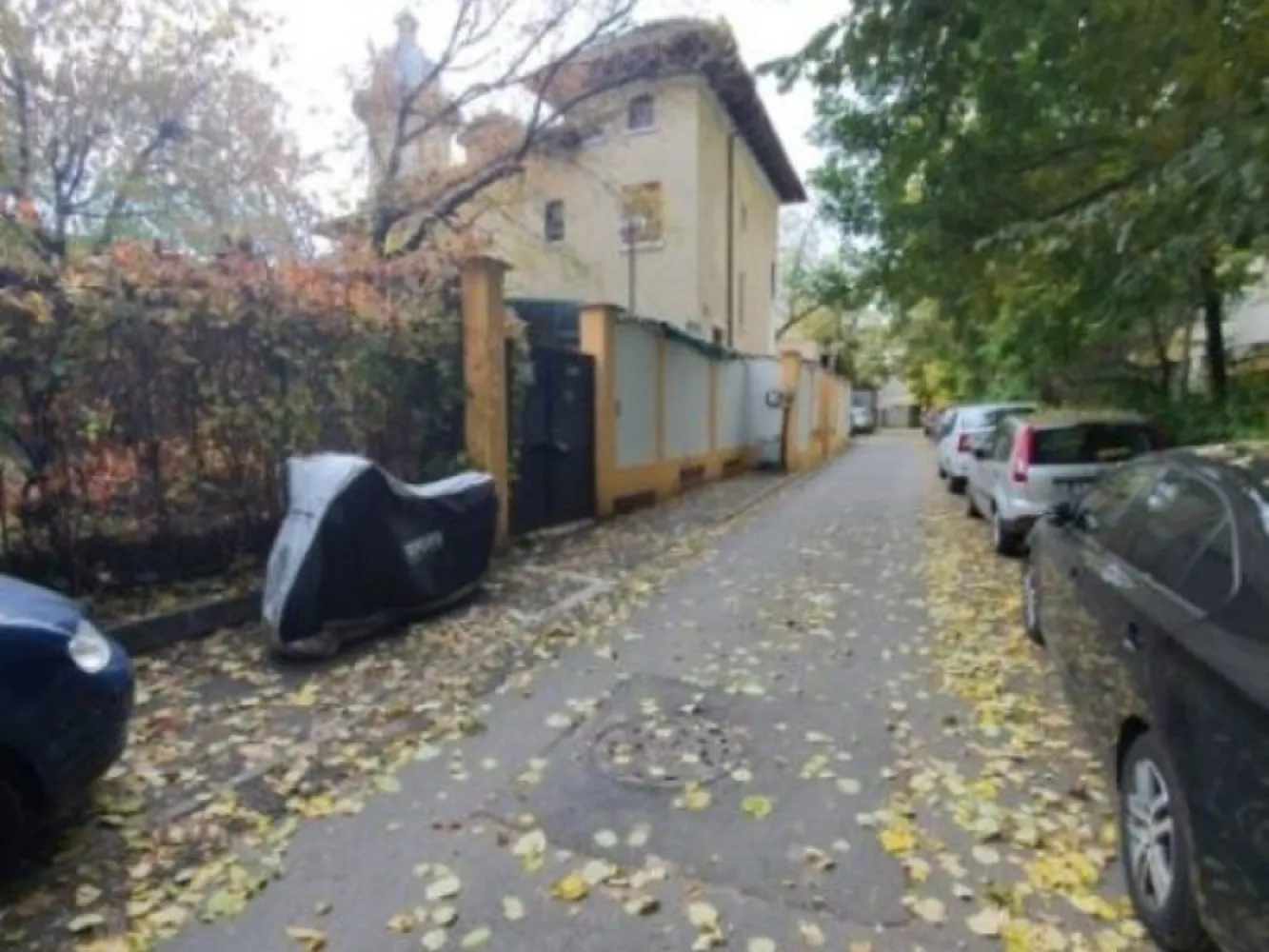 BRASADAS vinde vila interbelica 17 cam 500mp Doamna Ghica. - Agenția BRASADAS vinde vila interbelica renovata in 2003 cu proiect de rezistenta, S4/P4/E4/M4 camere ,pe fiecare et. 1 baie si wc de serviciu, cazi, jacuzzi, la parter semineu functional, curte pavata, cu canalizare, foisor cu gratar, porti cu telecomanda si 6 camere video.

Vila are 2 intrari din 2 strazi si doua scari interioare, parchet de lemn de mai multe nuante, acoperis tigla cu izolatie 15 cm, jaluzele de lemn reconditionate, are Aviz de Securitate la Incendiu a functionat ca gradinita, teren 500 m;

Pentru mai multe oferte accesați www.brasadas.com.