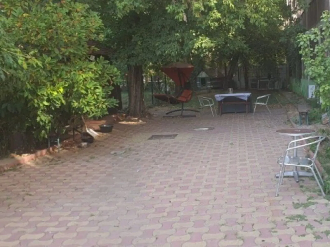 BRASADAS vinde vila interbelica 17 cam 500mp Doamna Ghica. - Agenția BRASADAS vinde vila interbelica renovata in 2003 cu proiect de rezistenta, S4/P4/E4/M4 camere ,pe fiecare et. 1 baie si wc de serviciu, cazi, jacuzzi, la parter semineu functional, curte pavata, cu canalizare, foisor cu gratar, porti cu telecomanda si 6 camere video.

Vila are 2 intrari din 2 strazi si doua scari interioare, parchet de lemn de mai multe nuante, acoperis tigla cu izolatie 15 cm, jaluzele de lemn reconditionate, are Aviz de Securitate la Incendiu a functionat ca gradinita, teren 500 m;

Pentru mai multe oferte accesați www.brasadas.com.