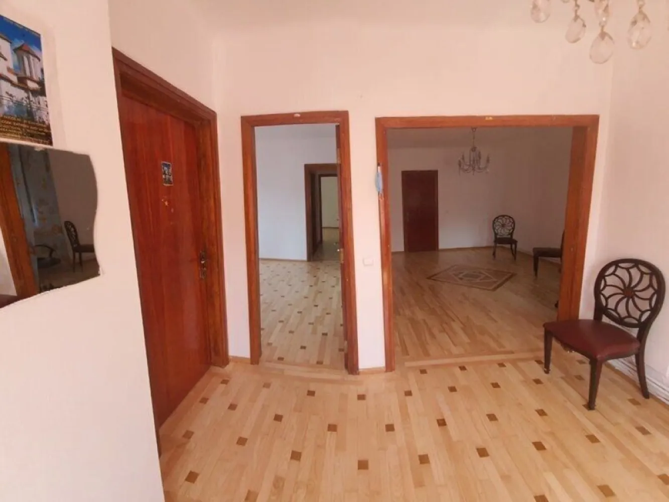BRASADAS vinde vila interbelica 17 cam 500mp Doamna Ghica. - Agenția BRASADAS vinde vila interbelica renovata in 2003 cu proiect de rezistenta, S4/P4/E4/M4 camere ,pe fiecare et. 1 baie si wc de serviciu, cazi, jacuzzi, la parter semineu functional, curte pavata, cu canalizare, foisor cu gratar, porti cu telecomanda si 6 camere video.

Vila are 2 intrari din 2 strazi si doua scari interioare, parchet de lemn de mai multe nuante, acoperis tigla cu izolatie 15 cm, jaluzele de lemn reconditionate, are Aviz de Securitate la Incendiu a functionat ca gradinita, teren 500 m;

Pentru mai multe oferte accesați www.brasadas.com.