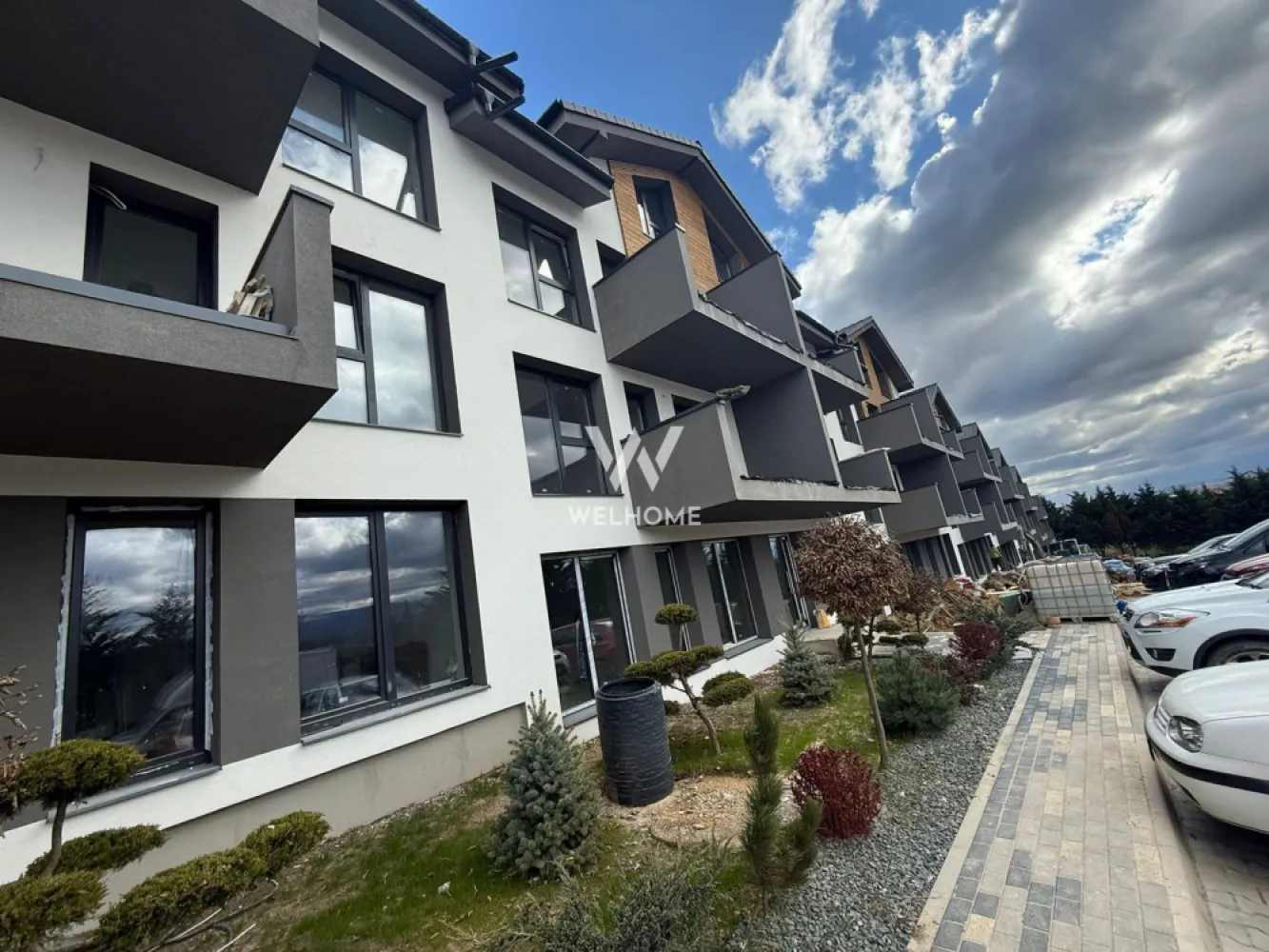 Apartament 3 camere cu gradina – Sibiu, Cristian - Apartament 3 camere cu grădină proprie – Cristian (lângă Sibiu) COMISION 0% pentru cumpărător! OFERTĂ LIMITATĂ – DOAR ÎN LUNA APRILIE: la achiziționarea unui apartament primești 2 locuri de parcare – unul inclus în preț și al doilea BONUS! ⸻ Dacă îți dorești să trăiești în mijlocul naturii, într-un loc unde liniștea face parte din rutina ta zilnică, acesta este apartamentul potrivit pentru tine. Te bucuri de aer curat, spațiu verde și un ambient relaxant, fără să renunți la confortul modern. Descoperă un apartament modern, perfect pentru un stil de viață echilibrat, situat într-un complex rezidențial nou din Cristian, la doar câteva minute de Sibiu. Ideal pentru familii, cupluri sau investiție! Detalii principale: * Suprafață utilă: 61 mp * Compartimentare decomandată * 3 camere | 2 băi complet utilate * Încălzire prin pompă de căldură – eficiență și costuri reduse * Grădină privată de 50 mp – spațiu ideal pentru relaxare Compartimentare: * Living + bucătărie open-space (24 mp) – spațiu luminos și aerisit * Dormitor matrimonial (13,6 mp) * Dormitor secundar (12 mp) * 2 băi moderne (una cu geam) * Hol cu spații de depozitare Prețuri: * 100.000 € + TVA – semifinisat * 110.000 € + TVA – la cheie Locuința perfectă pentru cei care vor confort, liniște și un spațiu exterior propriu! 📞 Programează o vizionare: 0743 292 794 – Cosmin