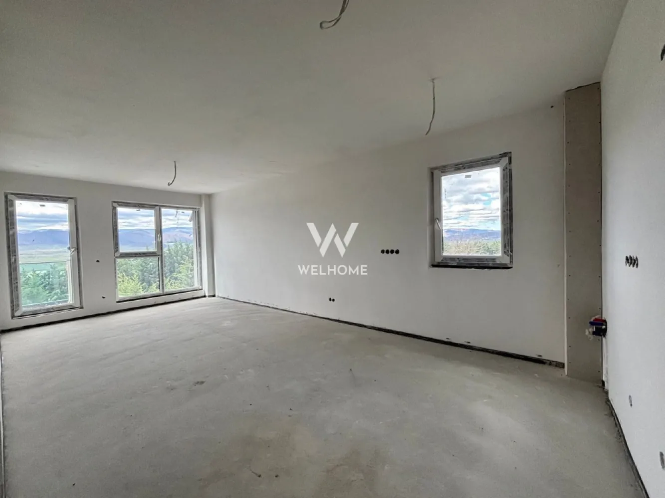 Apartament 3 camere cu gradina – Sibiu, Cristian - Apartament 3 camere cu grădină proprie – Cristian (lângă Sibiu) COMISION 0% pentru cumpărător! OFERTĂ LIMITATĂ – DOAR ÎN LUNA APRILIE: la achiziționarea unui apartament primești 2 locuri de parcare – unul inclus în preț și al doilea BONUS! ⸻ Dacă îți dorești să trăiești în mijlocul naturii, într-un loc unde liniștea face parte din rutina ta zilnică, acesta este apartamentul potrivit pentru tine. Te bucuri de aer curat, spațiu verde și un ambient relaxant, fără să renunți la confortul modern. Descoperă un apartament modern, perfect pentru un stil de viață echilibrat, situat într-un complex rezidențial nou din Cristian, la doar câteva minute de Sibiu. Ideal pentru familii, cupluri sau investiție! Detalii principale: * Suprafață utilă: 61 mp * Compartimentare decomandată * 3 camere | 2 băi complet utilate * Încălzire prin pompă de căldură – eficiență și costuri reduse * Grădină privată de 50 mp – spațiu ideal pentru relaxare Compartimentare: * Living + bucătărie open-space (24 mp) – spațiu luminos și aerisit * Dormitor matrimonial (13,6 mp) * Dormitor secundar (12 mp) * 2 băi moderne (una cu geam) * Hol cu spații de depozitare Prețuri: * 100.000 € + TVA – semifinisat * 110.000 € + TVA – la cheie Locuința perfectă pentru cei care vor confort, liniște și un spațiu exterior propriu! 📞 Programează o vizionare: 0743 292 794 – Cosmin