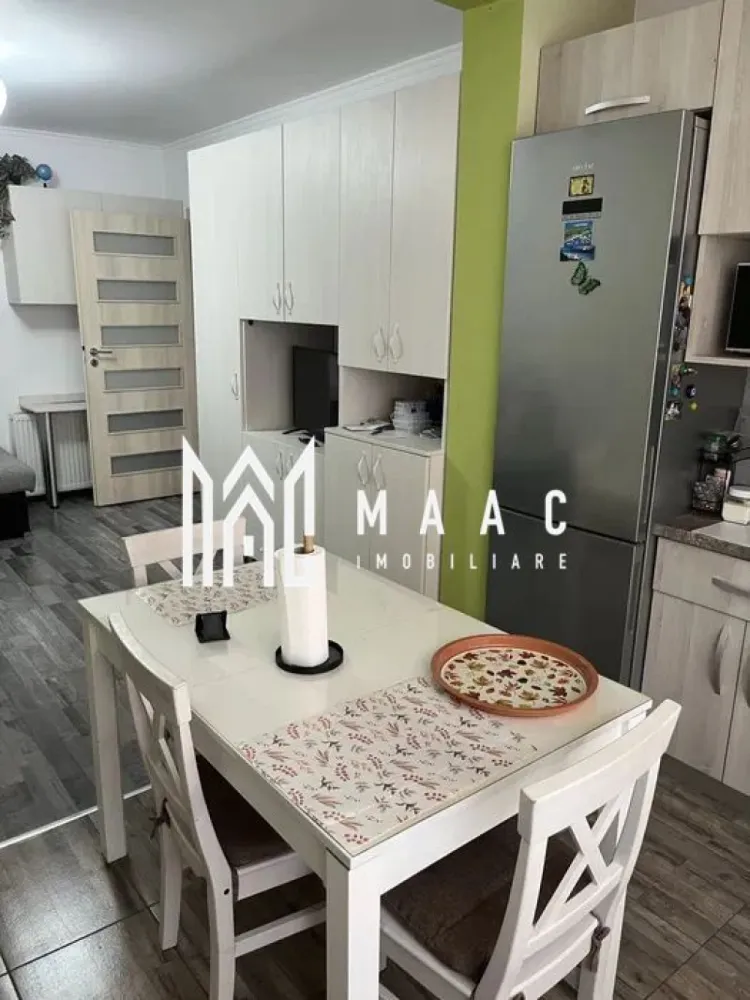 Apartament 3 camere | Etaj 2 | Balcon | Arhitectilor - MAAC Imobiliare vă prezintă spre vânzare un apartament cu 3 camere, situat la etajul 2 din 3 în zona Cartierul Arhitecților.

Caracteristici:
Apartament decomandat.
Suprafață utilă de 56 mp.
Situat la etajul 2.
Imobil construit în anul 2016.
Loc de parcare privat inclus în preț.

Compartimentare:
Hol de acces.
Living cu bucătărie open space.
2 dormitoare.
2 băi, dintre care una dotată cu cadă și geam de aerisire.
Balcon de 3,85 mp.

Dotări și finisaje:
Centrală termică proprie.
Încălzire prin calorifere.
Spații bine organizate și luminoase.

Avantaje locație
În apropiere se află magazine, spații de joacă și stații de autobuz.

Pentru mai multe detalii precizati telefonic ca ati vazut anuntul cu ID: CP2982192