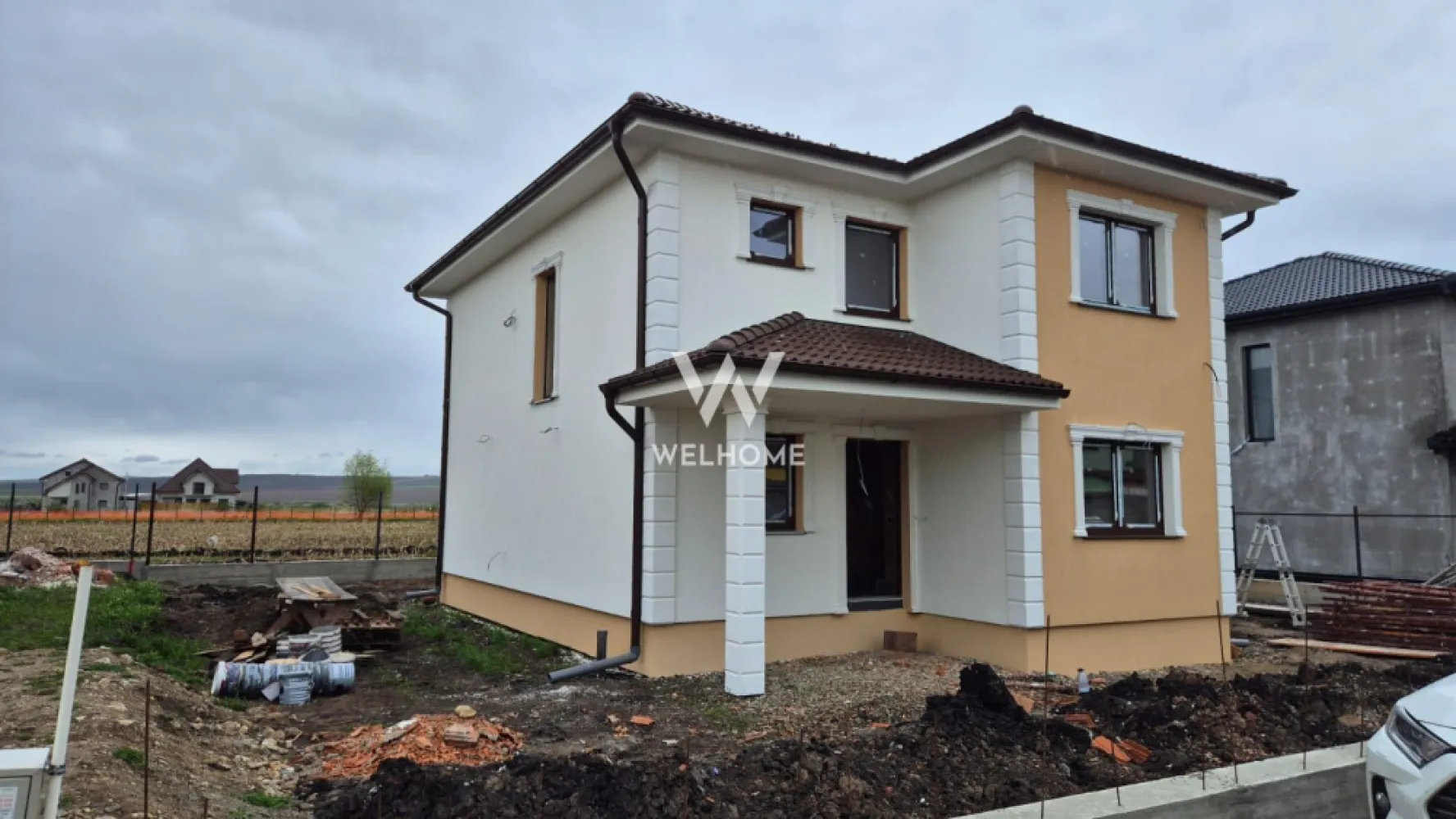 Casa individuala noua in Sura Mica - Sibiu - Casa individuala construita pe un teren de 340 de mp cu o suprafata utila de 118 mp compartimentata astfel:
La parter ne intampina un hol generos, baie, o camera de aproximativ 11 mp care poate fi folosita ca si birou sau dormitor, bucataria cu posibilitatea de a se inchide sau a se pastra deschisa pentru a creea mai mult spatiu si camara sau camera tehnica. Tot in partea de jos avem livingul de 24 mp cu zona de dining si iesire in curtea libera de aprozimativ 265 mp compartimentata atat in fata cat si spate si in lateralele casei. 
La etaj avem cele 3 dormitoare dintre care unul cu baie proprie si o baia mare .
Interiorul se preda la ALB , sape turnate , instalatia pentru incalzirea in pardoseala parter si calorifere la etaj (contracost se poate opta pentru incalzire in pardoseala si la etaj), Termopane Salamander cu 3 foi de sticla 
Pod izolat.
Exteriorul la cheie, cu izolatie din polistiren de 10 CM, acoperisul cu tigla bramac. , casa se preda fara gard si pavaj.

Pozitionarea sa centrala in Sura Mica intr-o zona rezidentiala linistita de case, face aceasta casa perfecta pentru o familie numeroasa .
Pretul pentru stadiul de ALB interior si Cheie exterior este de 190000 EURO
Termen de predare: 06.2026.

Pret: 210.000 Euro 
Detalii : 0753277310
