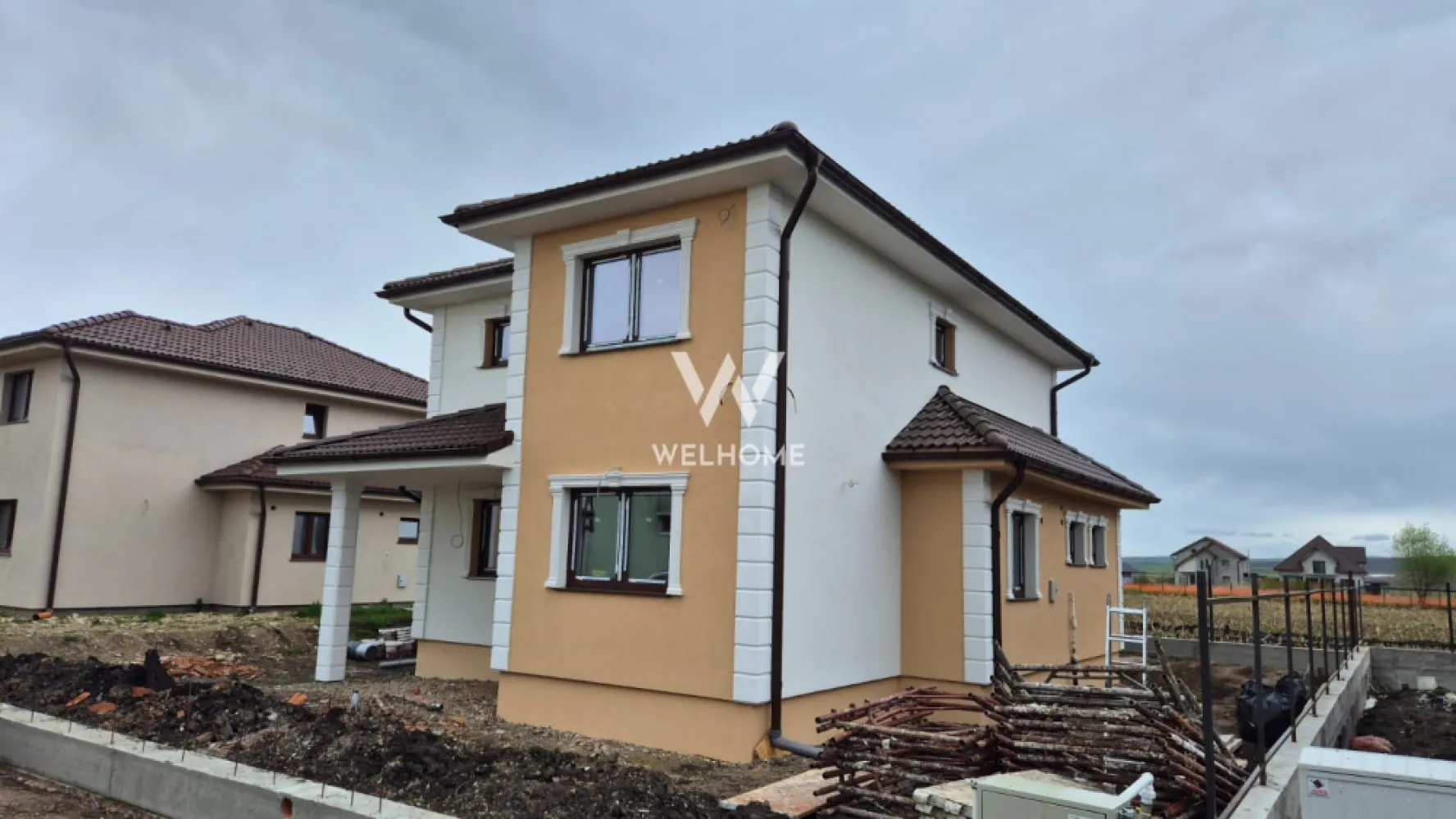 Casa individuala noua in Sura Mica - Sibiu - Casa individuala construita pe un teren de 340 de mp cu o suprafata utila de 118 mp compartimentata astfel:
La parter ne intampina un hol generos, baie, o camera de aproximativ 11 mp care poate fi folosita ca si birou sau dormitor, bucataria cu posibilitatea de a se inchide sau a se pastra deschisa pentru a creea mai mult spatiu si camara sau camera tehnica. Tot in partea de jos avem livingul de 24 mp cu zona de dining si iesire in curtea libera de aprozimativ 265 mp compartimentata atat in fata cat si spate si in lateralele casei. 
La etaj avem cele 3 dormitoare dintre care unul cu baie proprie si o baia mare .
Interiorul se preda la ALB , sape turnate , instalatia pentru incalzirea in pardoseala parter si calorifere la etaj (contracost se poate opta pentru incalzire in pardoseala si la etaj), Termopane Salamander cu 3 foi de sticla 
Pod izolat.
Exteriorul la cheie, cu izolatie din polistiren de 10 CM, acoperisul cu tigla bramac. , casa se preda fara gard si pavaj.

Pozitionarea sa centrala in Sura Mica intr-o zona rezidentiala linistita de case, face aceasta casa perfecta pentru o familie numeroasa .
Pretul pentru stadiul de ALB interior si Cheie exterior este de 190000 EURO
Termen de predare: 06.2026.

Pret: 210.000 Euro 
Detalii : 0753277310
