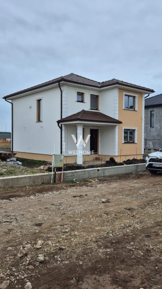 Casa individuala noua in Sura Mica - Sibiu - Casa individuala construita pe un teren de 340 de mp cu o suprafata utila de 118 mp compartimentata astfel:
La parter ne intampina un hol generos, baie, o camera de aproximativ 11 mp care poate fi folosita ca si birou sau dormitor, bucataria cu posibilitatea de a se inchide sau a se pastra deschisa pentru a creea mai mult spatiu si camara sau camera tehnica. Tot in partea de jos avem livingul de 24 mp cu zona de dining si iesire in curtea libera de aprozimativ 265 mp compartimentata atat in fata cat si spate si in lateralele casei. 
La etaj avem cele 3 dormitoare dintre care unul cu baie proprie si o baia mare .
Interiorul se preda la ALB , sape turnate , instalatia pentru incalzirea in pardoseala parter si calorifere la etaj (contracost se poate opta pentru incalzire in pardoseala si la etaj), Termopane Salamander cu 3 foi de sticla 
Pod izolat.
Exteriorul la cheie, cu izolatie din polistiren de 10 CM, acoperisul cu tigla bramac. , casa se preda fara gard si pavaj.

Pozitionarea sa centrala in Sura Mica intr-o zona rezidentiala linistita de case, face aceasta casa perfecta pentru o familie numeroasa .
Pretul pentru stadiul de ALB interior si Cheie exterior este de 190000 EURO
Termen de predare: 06.2026.

Pret: 210.000 Euro 
Detalii : 0753277310