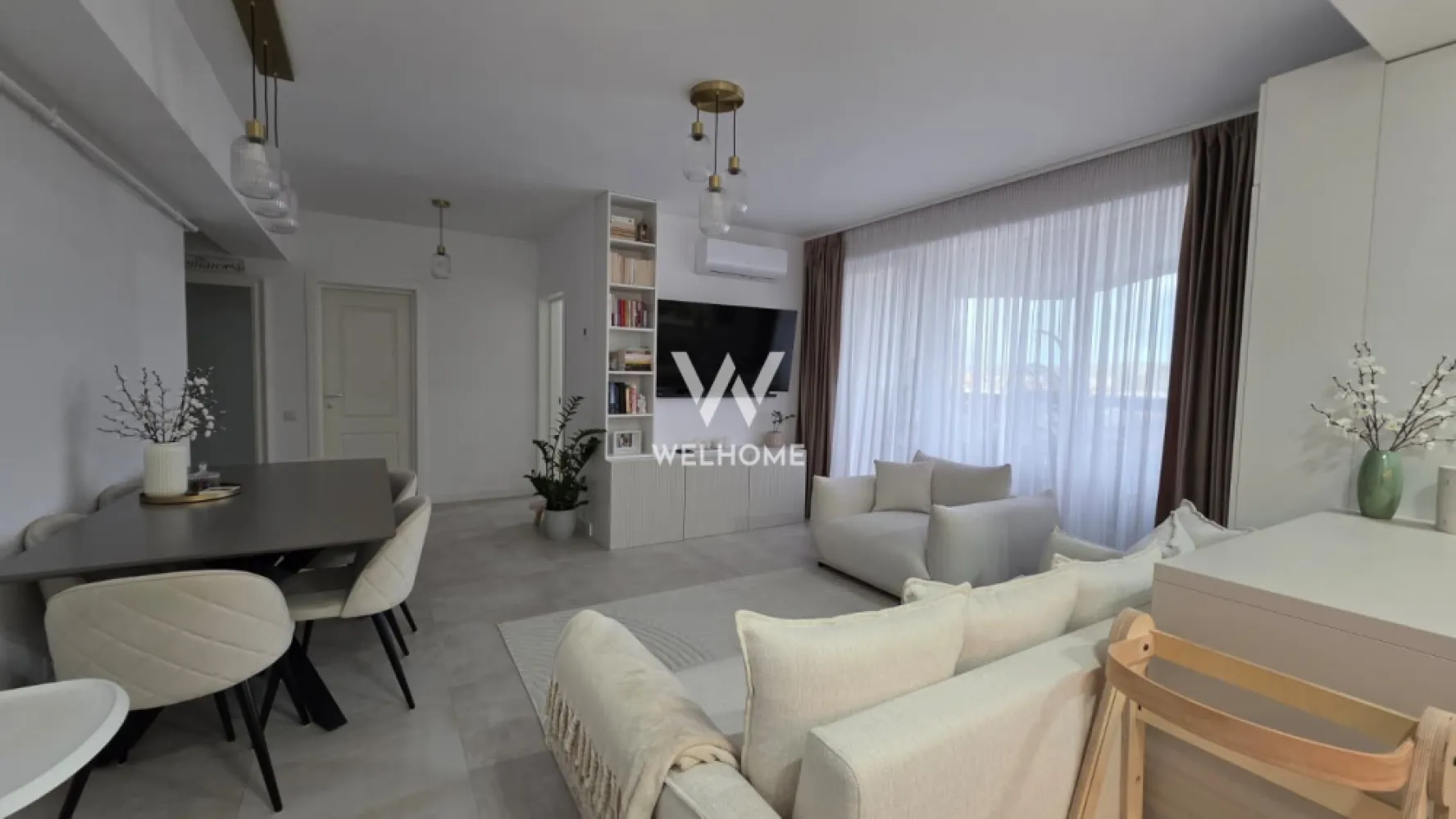 Apartament 3 camere PREMIUM în Evolution - Descoperă confortul unui stil de viață modern într-un apartament deosebit, situat în complexul Evolution — o locuință ideală pentru cei care își doresc eleganță, spațiu și funcționalitate.
Apartamentul dispune de 3 camere, fiind inteligent compartimentat: un living generos cu bucatarie open space, 2 dormitoare luminoase, 2 băi (una dotată cu cadă, cealaltă cu duș) și o debara practică pentru depozitare. 
Suprafața utilă de 76,16 mp este completată de doua terase impresionante de 23,6 mp — locul perfect pentru relaxare, indiferent de sezon, o terasa fiind închisă cu sticlă pentru un plus de confort.
Locuința este complet mobilată și utilată, amenajată cu bun gust și atenție la detalii, fiind pregătită pentru mutare imediată — fără investiții suplimentare.

Situat la etajul 3, apartamentul oferă un echilibru ideal între intimitate și accesibilitate, iar locul de parcare inclus adaugă un plus esențial de confort.
Un spațiu care îmbină perfect funcționalitatea cu estetica, potrivit atât pentru locuit, cât și pentru investiție.

Pret: 185 000 EURO negociabil
Telefon: 0756 094 405