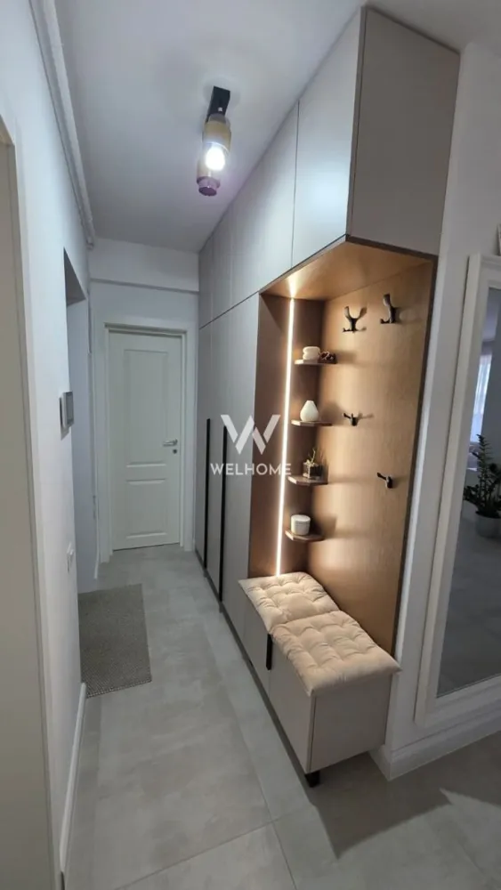 Apartament 3 camere PREMIUM în Evolution - Descoperă confortul unui stil de viață modern într-un apartament deosebit, situat în complexul Evolution — o locuință ideală pentru cei care își doresc eleganță, spațiu și funcționalitate.
Apartamentul dispune de 3 camere, fiind inteligent compartimentat: un living generos cu bucatarie open space, 2 dormitoare luminoase, 2 băi (una dotată cu cadă, cealaltă cu duș) și o debara practică pentru depozitare. 
Suprafața utilă de 76,16 mp este completată de doua terase impresionante de 23,6 mp — locul perfect pentru relaxare, indiferent de sezon, o terasa fiind închisă cu sticlă pentru un plus de confort.
Locuința este complet mobilată și utilată, amenajată cu bun gust și atenție la detalii, fiind pregătită pentru mutare imediată — fără investiții suplimentare.

Situat la etajul 3, apartamentul oferă un echilibru ideal între intimitate și accesibilitate, iar locul de parcare inclus adaugă un plus esențial de confort.
Un spațiu care îmbină perfect funcționalitatea cu estetica, potrivit atât pentru locuit, cât și pentru investiție.

Pret: 185 000 EURO negociabil
Telefon: 0756 094 405