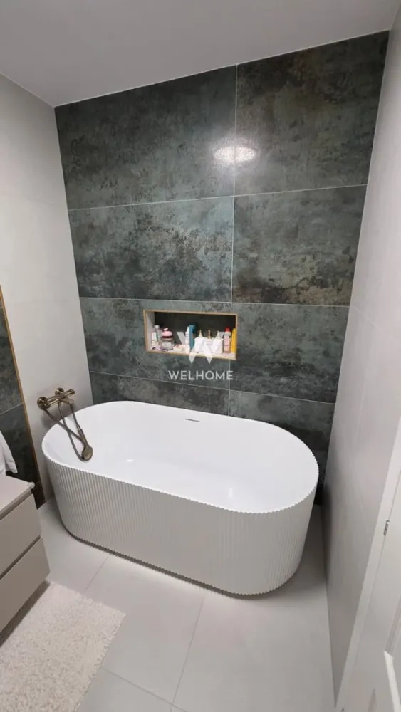 Apartament 3 camere PREMIUM în Evolution - Descoperă confortul unui stil de viață modern într-un apartament deosebit, situat în complexul Evolution — o locuință ideală pentru cei care își doresc eleganță, spațiu și funcționalitate.
Apartamentul dispune de 3 camere, fiind inteligent compartimentat: un living generos cu bucatarie open space, 2 dormitoare luminoase, 2 băi (una dotată cu cadă, cealaltă cu duș) și o debara practică pentru depozitare. 
Suprafața utilă de 76,16 mp este completată de doua terase impresionante de 23,6 mp — locul perfect pentru relaxare, indiferent de sezon, o terasa fiind închisă cu sticlă pentru un plus de confort.
Locuința este complet mobilată și utilată, amenajată cu bun gust și atenție la detalii, fiind pregătită pentru mutare imediată — fără investiții suplimentare.

Situat la etajul 3, apartamentul oferă un echilibru ideal între intimitate și accesibilitate, iar locul de parcare inclus adaugă un plus esențial de confort.
Un spațiu care îmbină perfect funcționalitatea cu estetica, potrivit atât pentru locuit, cât și pentru investiție.

Pret: 185 000 EURO negociabil
Telefon: 0756 094 405