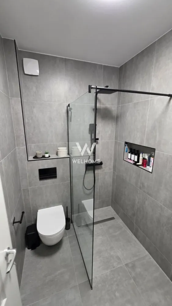 Apartament 3 camere PREMIUM în Evolution - Descoperă confortul unui stil de viață modern într-un apartament deosebit, situat în complexul Evolution — o locuință ideală pentru cei care își doresc eleganță, spațiu și funcționalitate.
Apartamentul dispune de 3 camere, fiind inteligent compartimentat: un living generos cu bucatarie open space, 2 dormitoare luminoase, 2 băi (una dotată cu cadă, cealaltă cu duș) și o debara practică pentru depozitare. 
Suprafața utilă de 76,16 mp este completată de doua terase impresionante de 23,6 mp — locul perfect pentru relaxare, indiferent de sezon, o terasa fiind închisă cu sticlă pentru un plus de confort.
Locuința este complet mobilată și utilată, amenajată cu bun gust și atenție la detalii, fiind pregătită pentru mutare imediată — fără investiții suplimentare.

Situat la etajul 3, apartamentul oferă un echilibru ideal între intimitate și accesibilitate, iar locul de parcare inclus adaugă un plus esențial de confort.
Un spațiu care îmbină perfect funcționalitatea cu estetica, potrivit atât pentru locuit, cât și pentru investiție.

Pret: 185 000 EURO negociabil
Telefon: 0756 094 405