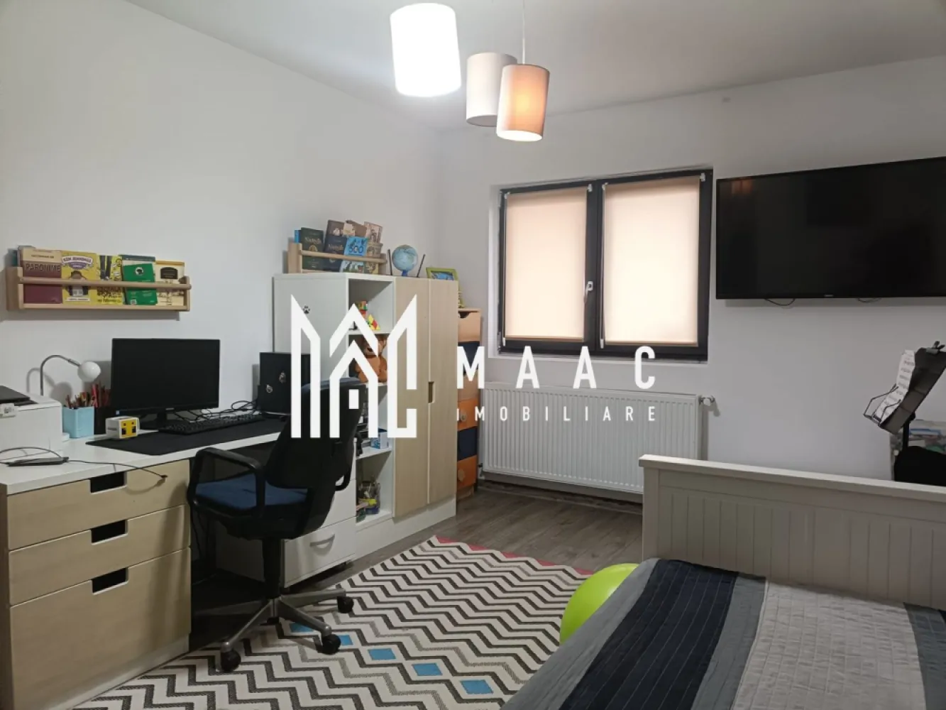 Apartament 3 camere | Gradina 44 MP | Parcare | Arhitectilor - MAAC Imobiliare vă prezintă un apartament cu 3 camere și grădină proprie, situat în Cartierul Arhitecților.

Caracteristici:
Apartament cu 3 camere, decomandat.
Situat la parterul unei vile de 3 etaje și un total de 6 apartamente.
Construcție din cărămidă, realizată în anul 2018.
Clasă energetică A.
Suprafață utilă de 74,52 mp.
Renovat complet în anul 2025.

Compartimentare:
Două holuri, care asigură o separare eficientă a spațiilor.
Living cu bucătărie open space, cu acces direct către grădină.
Două dormitoare.
Două băi, ideal pentru confortul unei familii.

Dotări și confort:
Apartamentul se vinde complet mobilat și utilat.
Centrală termică proprie cu calorifere.
Instalație completă pentru șemineu, cu sistem Schiedel.

Avantaje și facilități:
Loc de parcare privat inclus.
Acces rapid către oraș și către mijloacele de transport în comun.
Apropiere de magazine și centre comerciale precum Lidl și Kaufland.

Pentru mai multe detalii precizati telefonic ca ati vazut anuntul cu ID: CP2911364