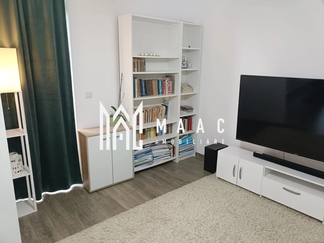 Apartament 3 camere | Gradina 44 MP | Parcare | Arhitectilor - MAAC Imobiliare vă prezintă un apartament cu 3 camere și grădină proprie, situat în Cartierul Arhitecților.

Caracteristici:
Apartament cu 3 camere, decomandat.
Situat la parterul unei vile de 3 etaje și un total de 6 apartamente.
Construcție din cărămidă, realizată în anul 2018.
Clasă energetică A.
Suprafață utilă de 74,52 mp.
Renovat complet în anul 2025.

Compartimentare:
Două holuri, care asigură o separare eficientă a spațiilor.
Living cu bucătărie open space, cu acces direct către grădină.
Două dormitoare.
Două băi, ideal pentru confortul unei familii.

Dotări și confort:
Apartamentul se vinde complet mobilat și utilat.
Centrală termică proprie cu calorifere.
Instalație completă pentru șemineu, cu sistem Schiedel.

Avantaje și facilități:
Loc de parcare privat inclus.
Acces rapid către oraș și către mijloacele de transport în comun.
Apropiere de magazine și centre comerciale precum Lidl și Kaufland.

Pentru mai multe detalii precizati telefonic ca ati vazut anuntul cu ID: CP2911364