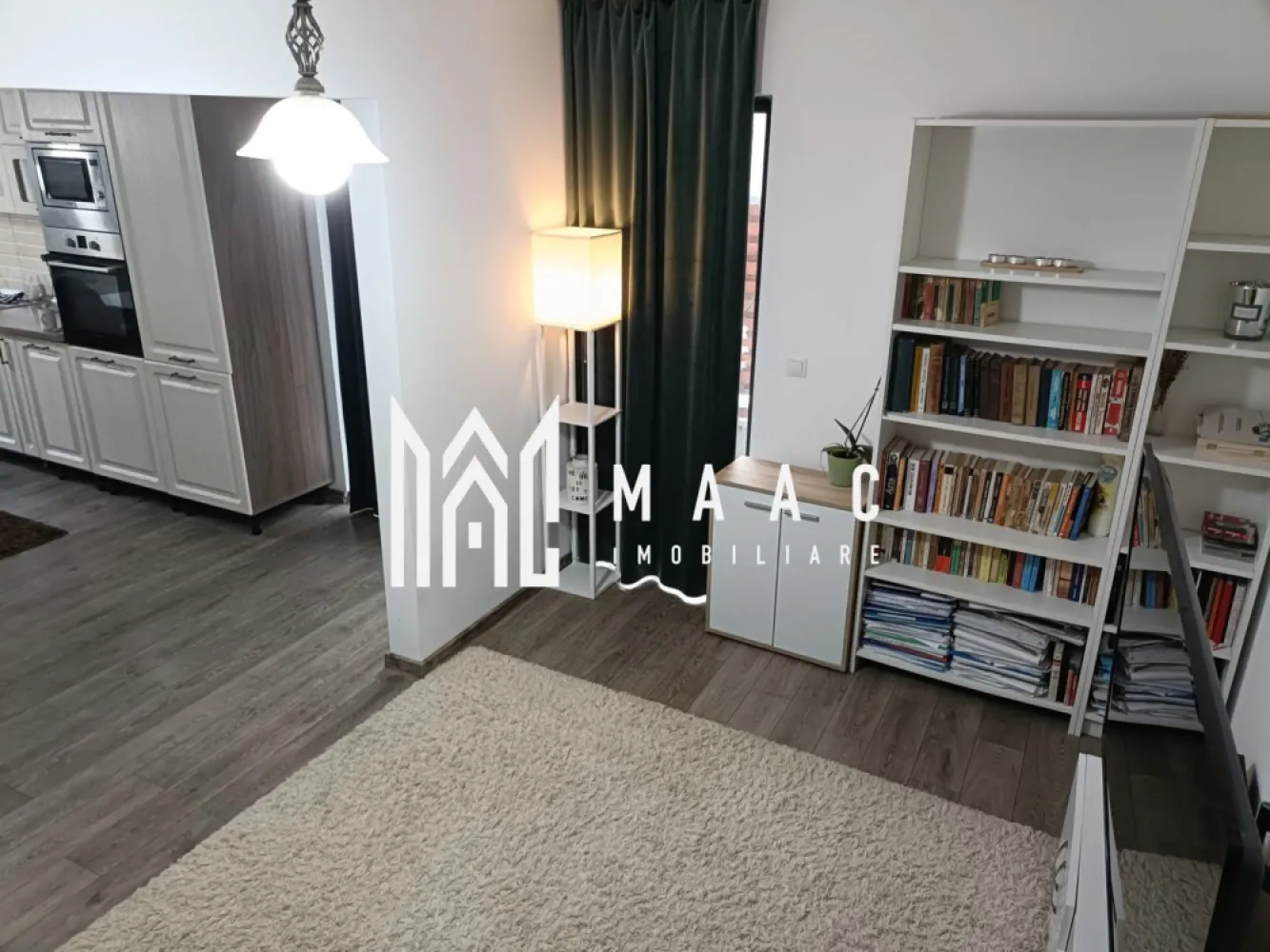 Apartament 3 camere | Gradina 44 MP | Parcare | Arhitectilor - MAAC Imobiliare vă prezintă un apartament cu 3 camere și grădină proprie, situat în Cartierul Arhitecților.

Caracteristici:
Apartament cu 3 camere, decomandat.
Situat la parterul unei vile de 3 etaje și un total de 6 apartamente.
Construcție din cărămidă, realizată în anul 2018.
Clasă energetică A.
Suprafață utilă de 74,52 mp.
Renovat complet în anul 2025.

Compartimentare:
Două holuri, care asigură o separare eficientă a spațiilor.
Living cu bucătărie open space, cu acces direct către grădină.
Două dormitoare.
Două băi, ideal pentru confortul unei familii.

Dotări și confort:
Apartamentul se vinde complet mobilat și utilat.
Centrală termică proprie cu calorifere.
Instalație completă pentru șemineu, cu sistem Schiedel.

Avantaje și facilități:
Loc de parcare privat inclus.
Acces rapid către oraș și către mijloacele de transport în comun.
Apropiere de magazine și centre comerciale precum Lidl și Kaufland.

Pentru mai multe detalii precizati telefonic ca ati vazut anuntul cu ID: CP2911364