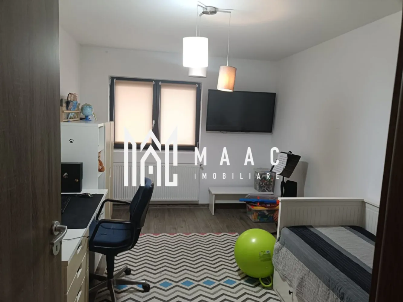 Apartament 3 camere | Gradina 44 MP | Parcare | Arhitectilor - MAAC Imobiliare vă prezintă un apartament cu 3 camere și grădină proprie, situat în Cartierul Arhitecților.

Caracteristici:
Apartament cu 3 camere, decomandat.
Situat la parterul unei vile de 3 etaje și un total de 6 apartamente.
Construcție din cărămidă, realizată în anul 2018.
Clasă energetică A.
Suprafață utilă de 74,52 mp.
Renovat complet în anul 2025.

Compartimentare:
Două holuri, care asigură o separare eficientă a spațiilor.
Living cu bucătărie open space, cu acces direct către grădină.
Două dormitoare.
Două băi, ideal pentru confortul unei familii.

Dotări și confort:
Apartamentul se vinde complet mobilat și utilat.
Centrală termică proprie cu calorifere.
Instalație completă pentru șemineu, cu sistem Schiedel.

Avantaje și facilități:
Loc de parcare privat inclus.
Acces rapid către oraș și către mijloacele de transport în comun.
Apropiere de magazine și centre comerciale precum Lidl și Kaufland.

Pentru mai multe detalii precizati telefonic ca ati vazut anuntul cu ID: CP2911364