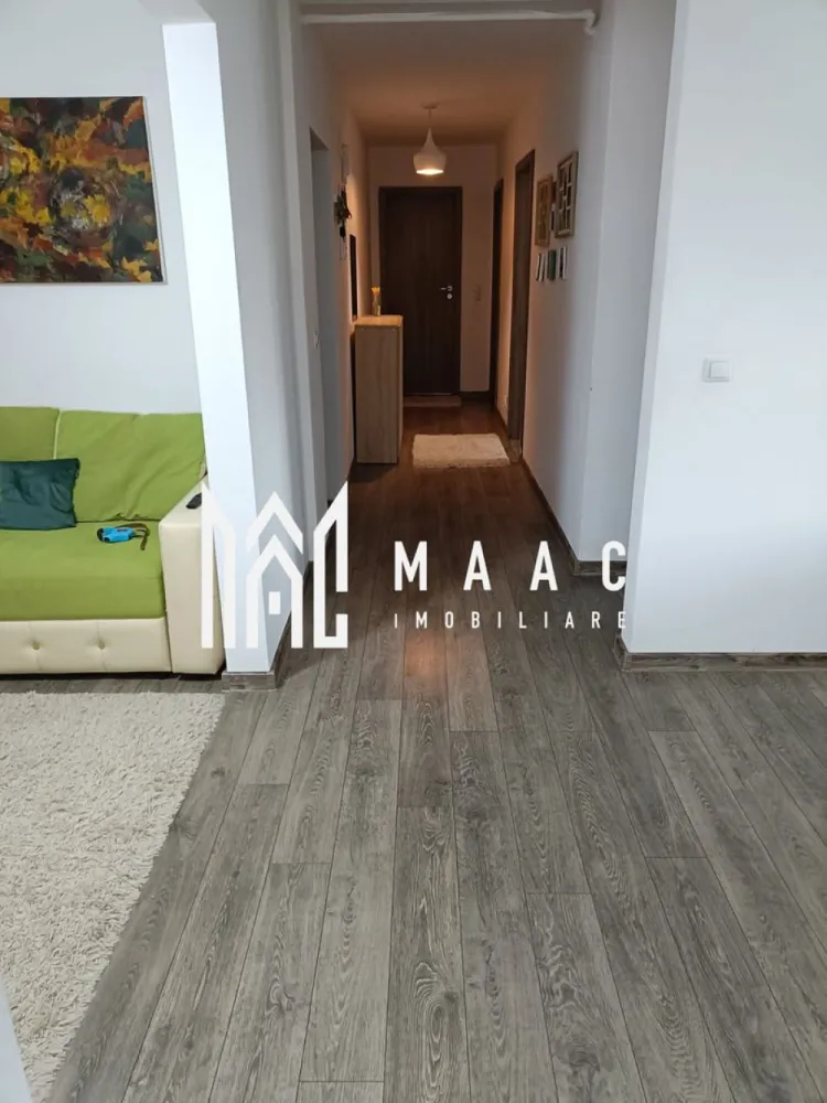 Apartament 3 camere | Gradina 44 MP | Parcare | Arhitectilor - MAAC Imobiliare vă prezintă un apartament cu 3 camere și grădină proprie, situat în Cartierul Arhitecților.

Caracteristici:
Apartament cu 3 camere, decomandat.
Situat la parterul unei vile de 3 etaje și un total de 6 apartamente.
Construcție din cărămidă, realizată în anul 2018.
Clasă energetică A.
Suprafață utilă de 74,52 mp.
Renovat complet în anul 2025.

Compartimentare:
Două holuri, care asigură o separare eficientă a spațiilor.
Living cu bucătărie open space, cu acces direct către grădină.
Două dormitoare.
Două băi, ideal pentru confortul unei familii.

Dotări și confort:
Apartamentul se vinde complet mobilat și utilat.
Centrală termică proprie cu calorifere.
Instalație completă pentru șemineu, cu sistem Schiedel.

Avantaje și facilități:
Loc de parcare privat inclus.
Acces rapid către oraș și către mijloacele de transport în comun.
Apropiere de magazine și centre comerciale precum Lidl și Kaufland.

Pentru mai multe detalii precizati telefonic ca ati vazut anuntul cu ID: CP2911364