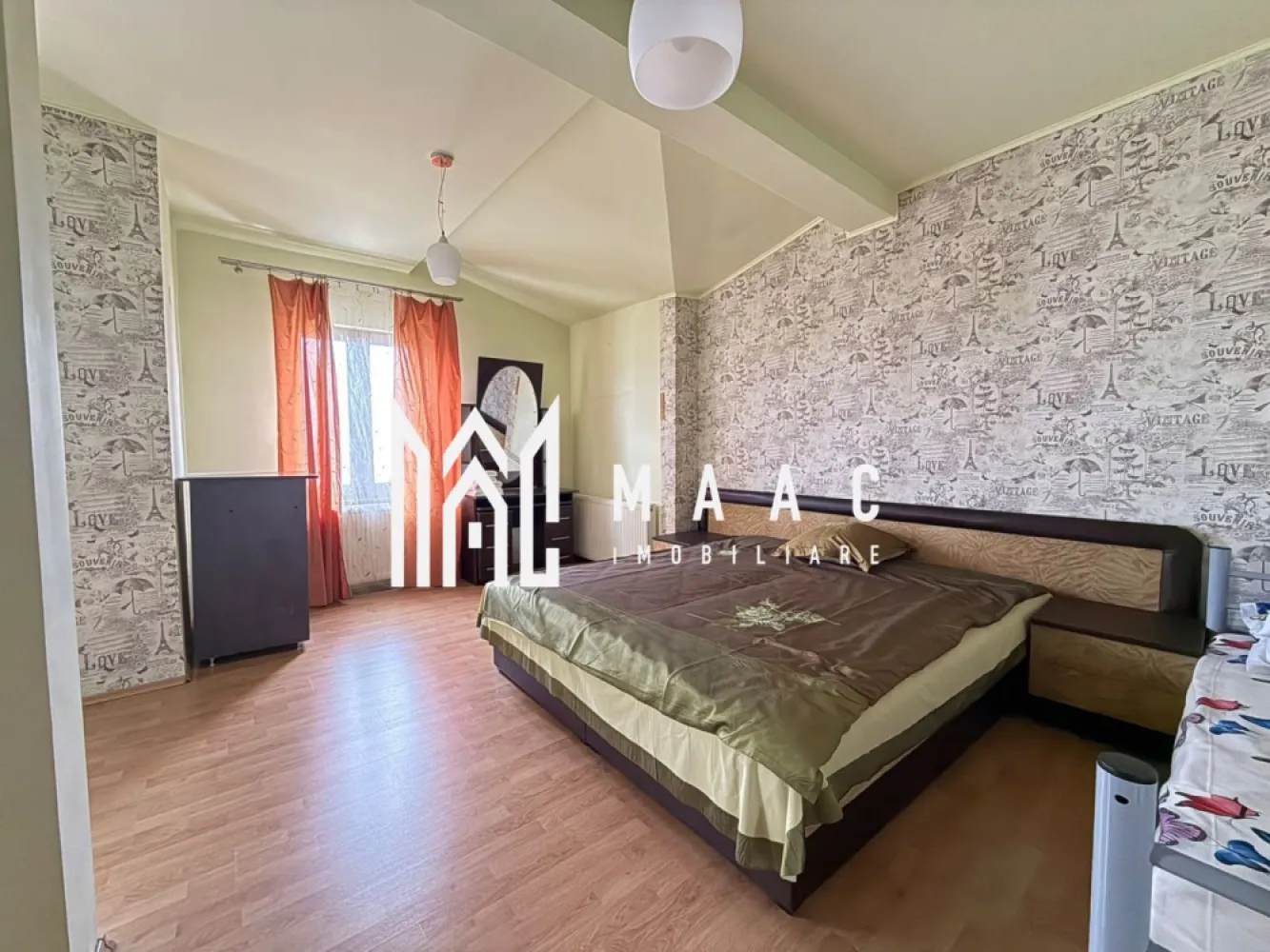 Apartament 4 camere | 130mp | 2 Bai | 2 Balcoane | V. Aaron - MAAC Imobiliare va ofera spre inchiriere un Apartament situat pe strada Semaforului.

Apartamentul este compus din:
-3 Dormitoare
-Living
-Bucatarie
-2 Bai
- 2 Balcoane
-Debara

Apartamentul se inchiriaza mobilat si utilat complet .

Pentru mai multe detalii astept telefonul dumneavoastra cu specificatia ca ati vazut anuntul cu ID: CP3130146