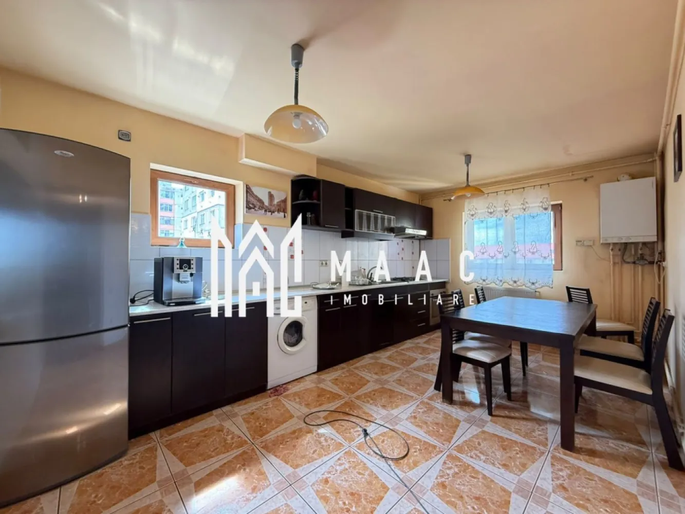 Apartament 4 camere | 130mp | 2 Bai | 2 Balcoane | V. Aaron - MAAC Imobiliare va ofera spre inchiriere un Apartament situat pe strada Semaforului.

Apartamentul este compus din:
-3 Dormitoare
-Living
-Bucatarie
-2 Bai
- 2 Balcoane
-Debara

Apartamentul se inchiriaza mobilat si utilat complet .

Pentru mai multe detalii astept telefonul dumneavoastra cu specificatia ca ati vazut anuntul cu ID: CP3130146