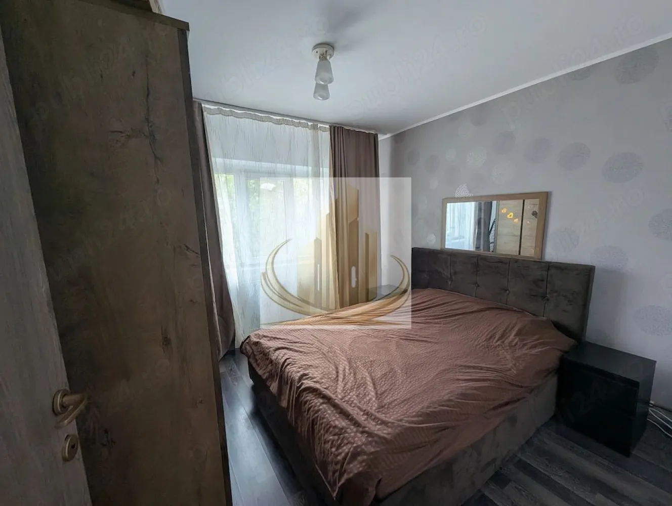 🔑 2 Camere | Compartimentare Eficientă | Lipovei | Aproape de Iulius - Grand Mobilis Imobiliare vă propune spre vânzare un apartament cu 2 camere, situat în zona Lipovei, Timișoara, în apropiere de Lidl – strada Martir Alexandru Grama.

Proprietatea se remarcă printr-o compartimentare optimizată, fiind adaptată inteligent pentru a oferi funcționalitate maximă într-un spațiu compact.

📐 Detalii proprietate:
Suprafață utilă: 43 mp
Etaj: 2
Compartimentare modificată:
2 dormitoare (camera din mijloc transformată în al doilea dormitor)
Bucătărie amenajată pe balcon
Baie cu cadă (fără geam)
🏢 Dotări și beneficii:
Centrală proprie – confort termic eficient
Aer condiționat
Se vinde mobilat și parțial utilat
Apartament îngrijit, gata de mutare
📍 Locație – marele avantaj:
Zonă bine conectată, cu acces rapid către oraș
În apropiere: magazine, școli, farmacii
Mijloace de transport la îndemână
Acces facil către principalele artere ale orașului
La doar câteva minute de Iulius Town
💼 Potrivit pentru:

✔️ Familii, datorită compartimentării eficiente
✔️ Investitori, având în vedere randamentul ridicat de închiriere din zonă

📅 Disponibil din luna iunie
🏦 Se acceptă achiziția prin credit bancar

💰 Preț: 97.900 € (ușor negociabil)
📞 Pentru mai multe detalii sau programarea unei vizionări, echipa Grand Mobilis Imobiliare vă stă la dispoziție!
ID Intern: CP3046452