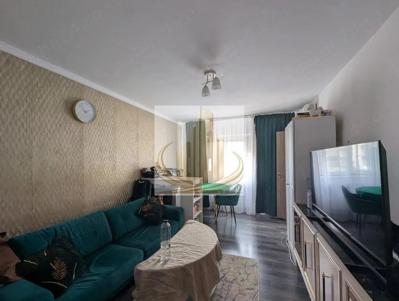 🔑 2 Camere | Compartimentare Eficientă | Lipovei | Aproape de Iulius - Grand Mobilis Imobiliare vă propune spre vânzare un apartament cu 2 camere, situat în zona Lipovei, Timișoara, în apropiere de Lidl – strada Martir Alexandru Grama.

Proprietatea se remarcă printr-o compartimentare optimizată, fiind adaptată inteligent pentru a oferi funcționalitate maximă într-un spațiu compact.

📐 Detalii proprietate:
Suprafață utilă: 43 mp
Etaj: 2
Compartimentare modificată:
2 dormitoare (camera din mijloc transformată în al doilea dormitor)
Bucătărie amenajată pe balcon
Baie cu cadă (fără geam)
🏢 Dotări și beneficii:
Centrală proprie – confort termic eficient
Aer condiționat
Se vinde mobilat și parțial utilat
Apartament îngrijit, gata de mutare
📍 Locație – marele avantaj:
Zonă bine conectată, cu acces rapid către oraș
În apropiere: magazine, școli, farmacii
Mijloace de transport la îndemână
Acces facil către principalele artere ale orașului
La doar câteva minute de Iulius Town
💼 Potrivit pentru:

✔️ Familii, datorită compartimentării eficiente
✔️ Investitori, având în vedere randamentul ridicat de închiriere din zonă

📅 Disponibil din luna iunie
🏦 Se acceptă achiziția prin credit bancar

💰 Preț: 97.900 € (ușor negociabil)
📞 Pentru mai multe detalii sau programarea unei vizionări, echipa Grand Mobilis Imobiliare vă stă la dispoziție!
ID Intern: CP3046452