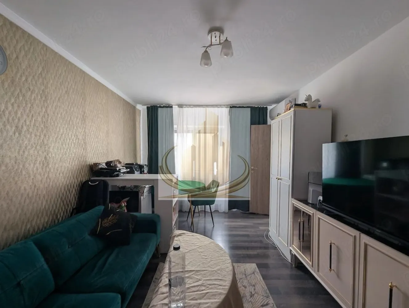 🔑 2 Camere | Compartimentare Eficientă | Lipovei | Aproape de Iulius - Grand Mobilis Imobiliare vă propune spre vânzare un apartament cu 2 camere, situat în zona Lipovei, Timișoara, în apropiere de Lidl – strada Martir Alexandru Grama.

Proprietatea se remarcă printr-o compartimentare optimizată, fiind adaptată inteligent pentru a oferi funcționalitate maximă într-un spațiu compact.

📐 Detalii proprietate:
Suprafață utilă: 43 mp
Etaj: 2
Compartimentare modificată:
2 dormitoare (camera din mijloc transformată în al doilea dormitor)
Bucătărie amenajată pe balcon
Baie cu cadă (fără geam)
🏢 Dotări și beneficii:
Centrală proprie – confort termic eficient
Aer condiționat
Se vinde mobilat și parțial utilat
Apartament îngrijit, gata de mutare
📍 Locație – marele avantaj:
Zonă bine conectată, cu acces rapid către oraș
În apropiere: magazine, școli, farmacii
Mijloace de transport la îndemână
Acces facil către principalele artere ale orașului
La doar câteva minute de Iulius Town
💼 Potrivit pentru:

✔️ Familii, datorită compartimentării eficiente
✔️ Investitori, având în vedere randamentul ridicat de închiriere din zonă

📅 Disponibil din luna iunie
🏦 Se acceptă achiziția prin credit bancar

💰 Preț: 97.900 € (ușor negociabil)
📞 Pentru mai multe detalii sau programarea unei vizionări, echipa Grand Mobilis Imobiliare vă stă la dispoziție!
ID Intern: CP3046452