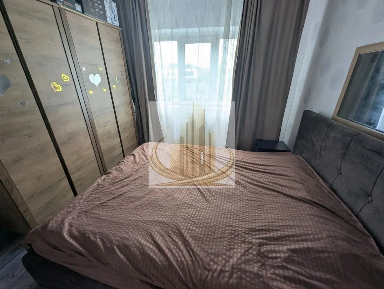 🔑 2 Camere | Compartimentare Eficientă | Lipovei | Aproape de Iulius - Grand Mobilis Imobiliare vă propune spre vânzare un apartament cu 2 camere, situat în zona Lipovei, Timișoara, în apropiere de Lidl – strada Martir Alexandru Grama.

Proprietatea se remarcă printr-o compartimentare optimizată, fiind adaptată inteligent pentru a oferi funcționalitate maximă într-un spațiu compact.

📐 Detalii proprietate:
Suprafață utilă: 43 mp
Etaj: 2
Compartimentare modificată:
2 dormitoare (camera din mijloc transformată în al doilea dormitor)
Bucătărie amenajată pe balcon
Baie cu cadă (fără geam)
🏢 Dotări și beneficii:
Centrală proprie – confort termic eficient
Aer condiționat
Se vinde mobilat și parțial utilat
Apartament îngrijit, gata de mutare
📍 Locație – marele avantaj:
Zonă bine conectată, cu acces rapid către oraș
În apropiere: magazine, școli, farmacii
Mijloace de transport la îndemână
Acces facil către principalele artere ale orașului
La doar câteva minute de Iulius Town
💼 Potrivit pentru:

✔️ Familii, datorită compartimentării eficiente
✔️ Investitori, având în vedere randamentul ridicat de închiriere din zonă

📅 Disponibil din luna iunie
🏦 Se acceptă achiziția prin credit bancar

💰 Preț: 97.900 € (ușor negociabil)
📞 Pentru mai multe detalii sau programarea unei vizionări, echipa Grand Mobilis Imobiliare vă stă la dispoziție!
ID Intern: CP3046452