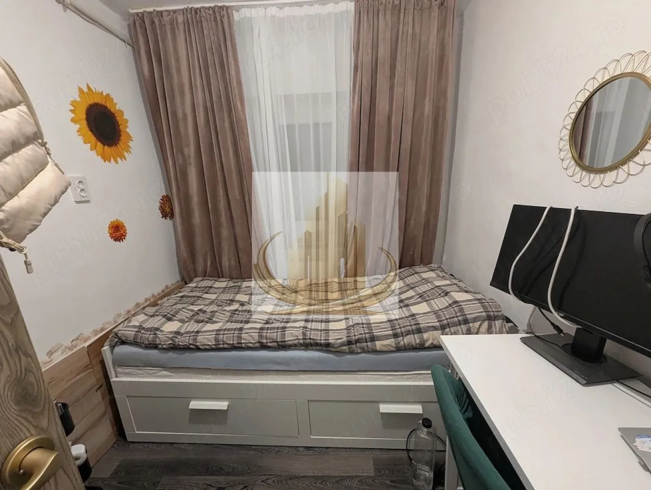 🔑 2 Camere | Compartimentare Eficientă | Lipovei | Aproape de Iulius - Grand Mobilis Imobiliare vă propune spre vânzare un apartament cu 2 camere, situat în zona Lipovei, Timișoara, în apropiere de Lidl – strada Martir Alexandru Grama.

Proprietatea se remarcă printr-o compartimentare optimizată, fiind adaptată inteligent pentru a oferi funcționalitate maximă într-un spațiu compact.

📐 Detalii proprietate:
Suprafață utilă: 43 mp
Etaj: 2
Compartimentare modificată:
2 dormitoare (camera din mijloc transformată în al doilea dormitor)
Bucătărie amenajată pe balcon
Baie cu cadă (fără geam)
🏢 Dotări și beneficii:
Centrală proprie – confort termic eficient
Aer condiționat
Se vinde mobilat și parțial utilat
Apartament îngrijit, gata de mutare
📍 Locație – marele avantaj:
Zonă bine conectată, cu acces rapid către oraș
În apropiere: magazine, școli, farmacii
Mijloace de transport la îndemână
Acces facil către principalele artere ale orașului
La doar câteva minute de Iulius Town
💼 Potrivit pentru:

✔️ Familii, datorită compartimentării eficiente
✔️ Investitori, având în vedere randamentul ridicat de închiriere din zonă

📅 Disponibil din luna iunie
🏦 Se acceptă achiziția prin credit bancar

💰 Preț: 97.900 € (ușor negociabil)
📞 Pentru mai multe detalii sau programarea unei vizionări, echipa Grand Mobilis Imobiliare vă stă la dispoziție!
ID Intern: CP3046452