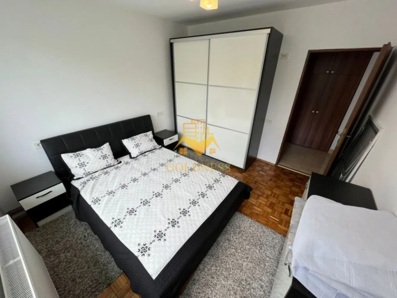 3 camere, Piata Abator, Parcare, Zona Bucuresti, Bosch, Semicentral - GOLDNESS Imobiliare vă propune spre închiriere un apartament cu 3 camere, complet mobilat și utilat, la etajul 3 într-un imobil de 4 etaje, zona Piata Abator, Bucuresti, Bosch, Semicentral
Dispune de loc de parcare !
Apartamentul este compartimentat astfel:
- dormitor cu pat matrimonial, dressing, noptiere, comoda TV.
- living cu canapea extensibila, spatiu de depozitare.
-dormitor cu pat, spatiu pentru depozitare
- baie cu cabină de duș, calorifer port prosop inox și dulap pentru depozitare.
- bucătăria complet utilată.

Imobilul este dotat cu toate cele necesare - centrală proprie, mașină de spălat haine, frigider, plită electrică,hotă, TV, etc.
Se află în apropierea stațiilor de transport în comun, magazine, restaurante, spații verzi, farmacii, etc.

Dacă sunteți interesați de acest apartament și doriți să îl vizionați, dar și pentru alte oferte sau detalii nu ezitați să ne contactați telefonic sau prin e-mail - goldnessimobiliare@gmail.com. Vă stăm la dispoziție!
Pentru intermediere se percepe un comision de 50% din prețul chiriei!
