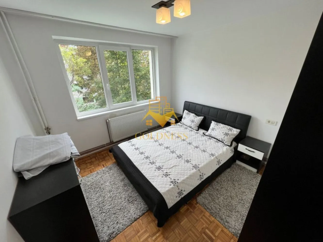 3 camere, Piata Abator, Parcare, Zona Bucuresti, Bosch, Semicentral - GOLDNESS Imobiliare vă propune spre închiriere un apartament cu 3 camere, complet mobilat și utilat, la etajul 3 într-un imobil de 4 etaje, zona Piata Abator, Bucuresti, Bosch, Semicentral
Dispune de loc de parcare !
Apartamentul este compartimentat astfel:
- dormitor cu pat matrimonial, dressing, noptiere, comoda TV.
- living cu canapea extensibila, spatiu de depozitare.
-dormitor cu pat, spatiu pentru depozitare
- baie cu cabină de duș, calorifer port prosop inox și dulap pentru depozitare.
- bucătăria complet utilată.

Imobilul este dotat cu toate cele necesare - centrală proprie, mașină de spălat haine, frigider, plită electrică,hotă, TV, etc.
Se află în apropierea stațiilor de transport în comun, magazine, restaurante, spații verzi, farmacii, etc.

Dacă sunteți interesați de acest apartament și doriți să îl vizionați, dar și pentru alte oferte sau detalii nu ezitați să ne contactați telefonic sau prin e-mail - goldnessimobiliare@gmail.com. Vă stăm la dispoziție!
Pentru intermediere se percepe un comision de 50% din prețul chiriei!