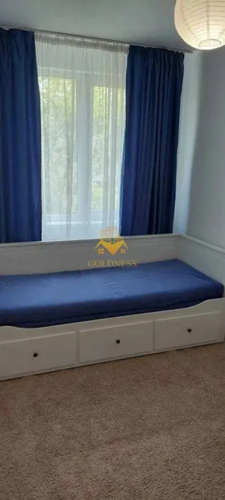 3 camere, Piata Abator, Parcare, Zona Bucuresti, Bosch, Semicentral - GOLDNESS Imobiliare vă propune spre închiriere un apartament cu 3 camere, complet mobilat și utilat, la etajul 3 într-un imobil de 4 etaje, zona Piata Abator, Bucuresti, Bosch, Semicentral
Dispune de loc de parcare !
Apartamentul este compartimentat astfel:
- dormitor cu pat matrimonial, dressing, noptiere, comoda TV.
- living cu canapea extensibila, spatiu de depozitare.
-dormitor cu pat, spatiu pentru depozitare
- baie cu cabină de duș, calorifer port prosop inox și dulap pentru depozitare.
- bucătăria complet utilată.

Imobilul este dotat cu toate cele necesare - centrală proprie, mașină de spălat haine, frigider, plită electrică,hotă, TV, etc.
Se află în apropierea stațiilor de transport în comun, magazine, restaurante, spații verzi, farmacii, etc.

Dacă sunteți interesați de acest apartament și doriți să îl vizionați, dar și pentru alte oferte sau detalii nu ezitați să ne contactați telefonic sau prin e-mail - goldnessimobiliare@gmail.com. Vă stăm la dispoziție!
Pentru intermediere se percepe un comision de 50% din prețul chiriei!