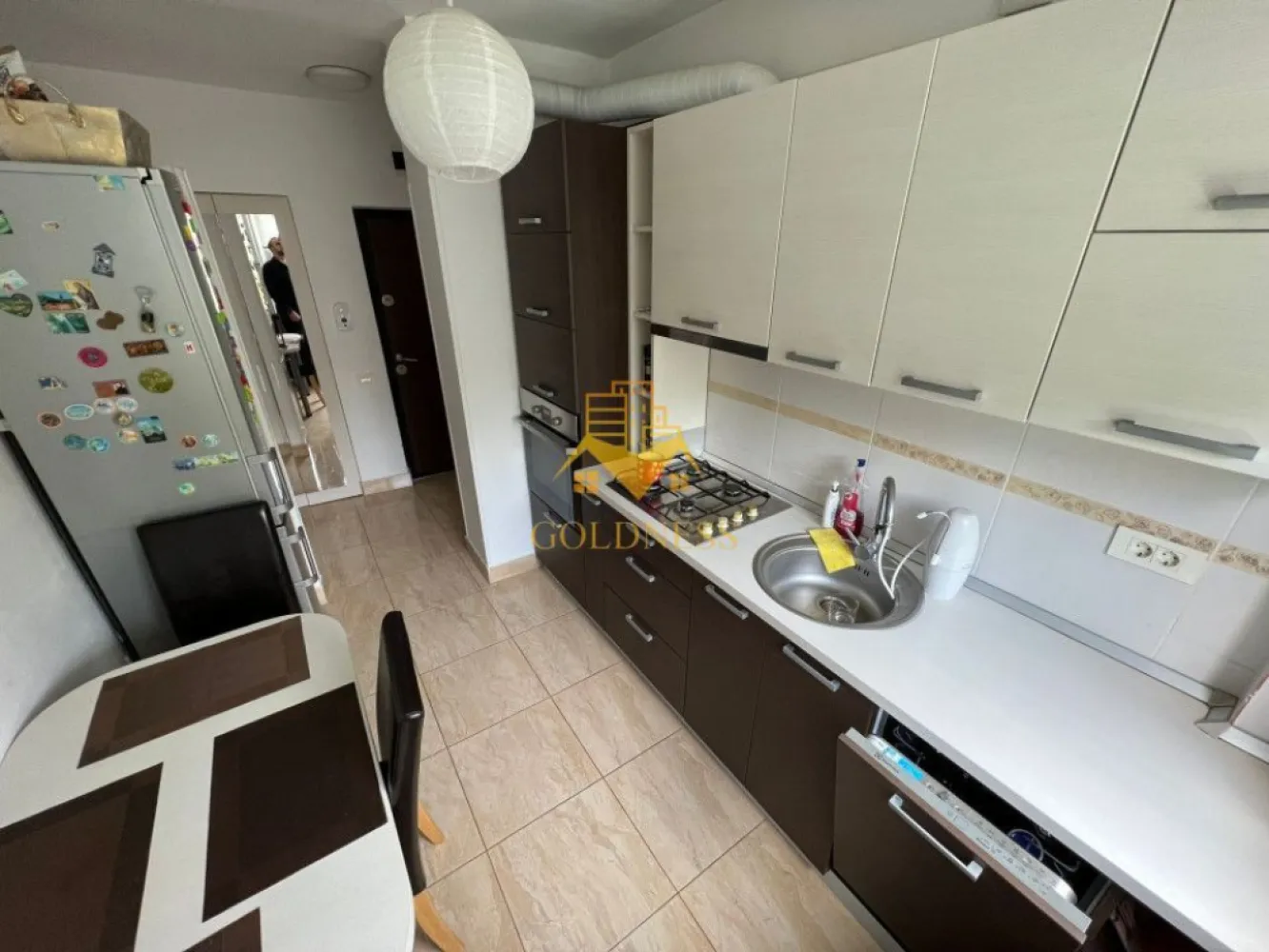 3 camere, Piata Abator, Parcare, Zona Bucuresti, Bosch, Semicentral - GOLDNESS Imobiliare vă propune spre închiriere un apartament cu 3 camere, complet mobilat și utilat, la etajul 3 într-un imobil de 4 etaje, zona Piata Abator, Bucuresti, Bosch, Semicentral
Dispune de loc de parcare !
Apartamentul este compartimentat astfel:
- dormitor cu pat matrimonial, dressing, noptiere, comoda TV.
- living cu canapea extensibila, spatiu de depozitare.
-dormitor cu pat, spatiu pentru depozitare
- baie cu cabină de duș, calorifer port prosop inox și dulap pentru depozitare.
- bucătăria complet utilată.

Imobilul este dotat cu toate cele necesare - centrală proprie, mașină de spălat haine, frigider, plită electrică,hotă, TV, etc.
Se află în apropierea stațiilor de transport în comun, magazine, restaurante, spații verzi, farmacii, etc.

Dacă sunteți interesați de acest apartament și doriți să îl vizionați, dar și pentru alte oferte sau detalii nu ezitați să ne contactați telefonic sau prin e-mail - goldnessimobiliare@gmail.com. Vă stăm la dispoziție!
Pentru intermediere se percepe un comision de 50% din prețul chiriei!