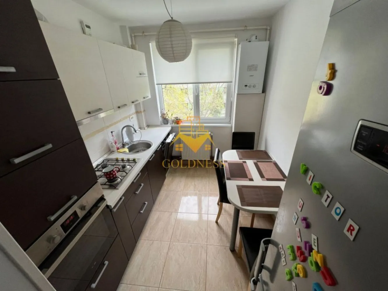 3 camere, Piata Abator, Parcare, Zona Bucuresti, Bosch, Semicentral - GOLDNESS Imobiliare vă propune spre închiriere un apartament cu 3 camere, complet mobilat și utilat, la etajul 3 într-un imobil de 4 etaje, zona Piata Abator, Bucuresti, Bosch, Semicentral
Dispune de loc de parcare !
Apartamentul este compartimentat astfel:
- dormitor cu pat matrimonial, dressing, noptiere, comoda TV.
- living cu canapea extensibila, spatiu de depozitare.
-dormitor cu pat, spatiu pentru depozitare
- baie cu cabină de duș, calorifer port prosop inox și dulap pentru depozitare.
- bucătăria complet utilată.

Imobilul este dotat cu toate cele necesare - centrală proprie, mașină de spălat haine, frigider, plită electrică,hotă, TV, etc.
Se află în apropierea stațiilor de transport în comun, magazine, restaurante, spații verzi, farmacii, etc.

Dacă sunteți interesați de acest apartament și doriți să îl vizionați, dar și pentru alte oferte sau detalii nu ezitați să ne contactați telefonic sau prin e-mail - goldnessimobiliare@gmail.com. Vă stăm la dispoziție!
Pentru intermediere se percepe un comision de 50% din prețul chiriei!