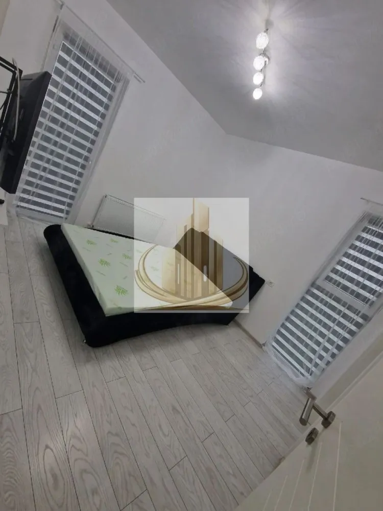 🏡 Apartament 2 camere Lux, Calea Urseni - 🏡 Apartament 2 camere modern – Calea Urseni

Grand Mobilis Imobiliare vă propune spre închiriere un apartament modern cu 2 camere, situat în zona Soarelui, pe Calea Urseni 

✔ Compartimentare eficientă:

* 1 dormitor confortabil
* Living spațios
* Bucătărie închisă

✔ Complet mobilat și utilat:

* Frigider
* Aragaz + cuptor
* Hotă
* Cuptor cu microunde
* Mașină de spălat

✔ Confort sporit:

* Centrală proprie cu calorifere
* Baie modernă cu cadă
* Finisaje moderne

📍 Locație bună, cu acces facil către puncte de interes, magazine și mijloace de transport.

💶 Chirie: 350 €/lună
💰 Garanție: 350 €

📞 Pentru mai multe informații sau programarea unei vizionări, vă stăm la dispoziție!
